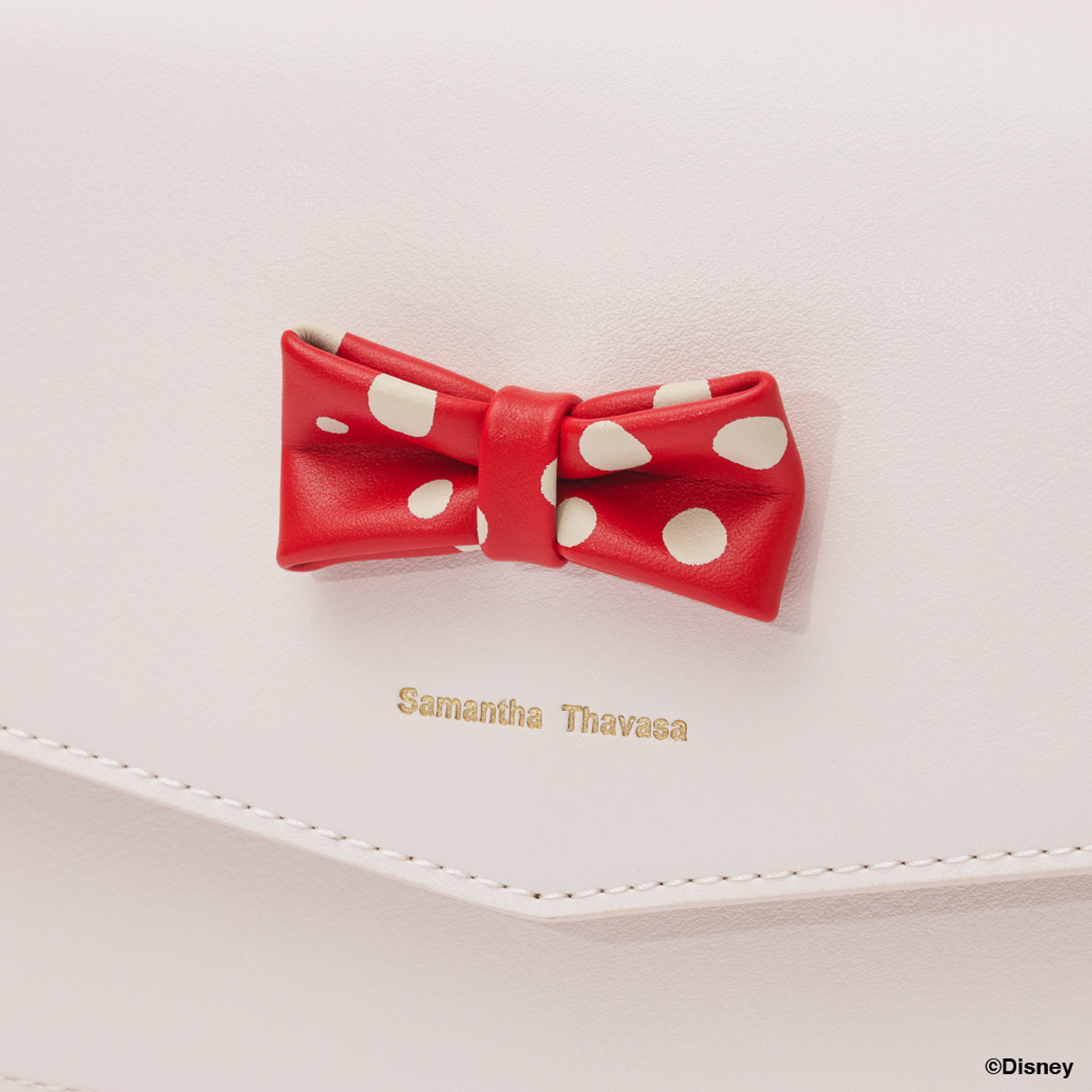 小さめリボンはフロントに