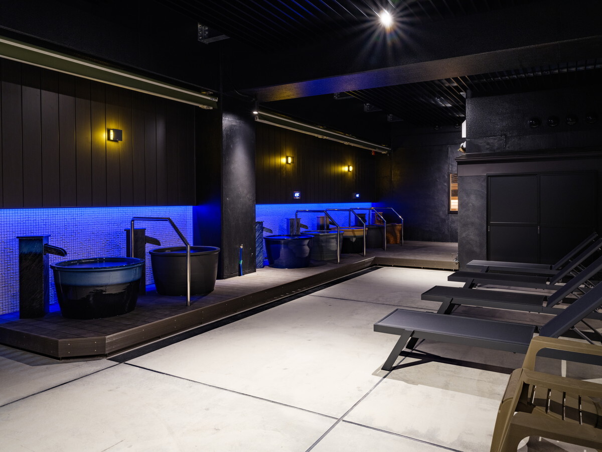 信楽焼陶器水風呂＆外気浴スペース