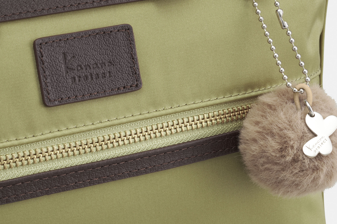 外装に100％リサイクルナイロン「Mipan regen ROBIC」を、内装にリサイクルポリエステルを、バーテクトポケットに抗ウイルス・抗菌加工生地を使用（写真はすべてピスタチオグリーン）