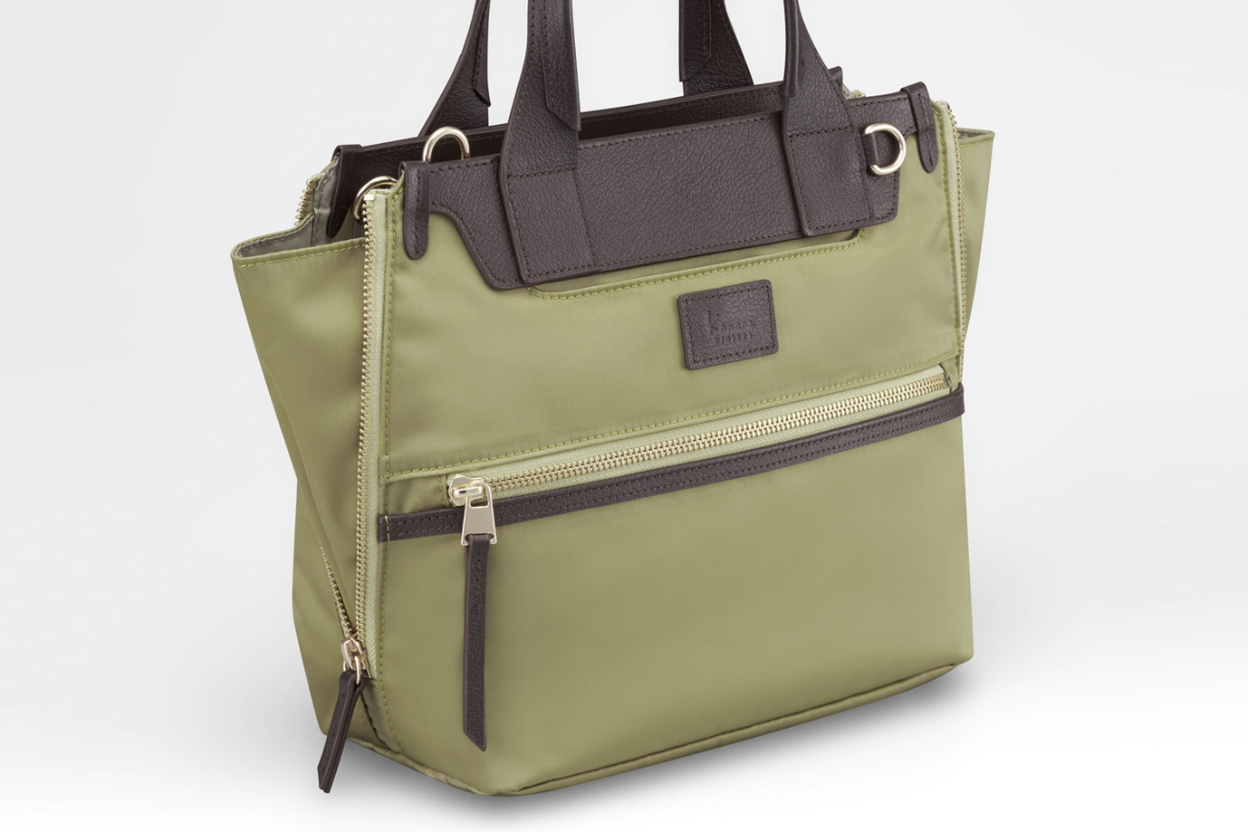 サイドファスナーを開くことで、容量の拡張やシルエットのアレンジが可能（ショルダーバッグ17311を除く）