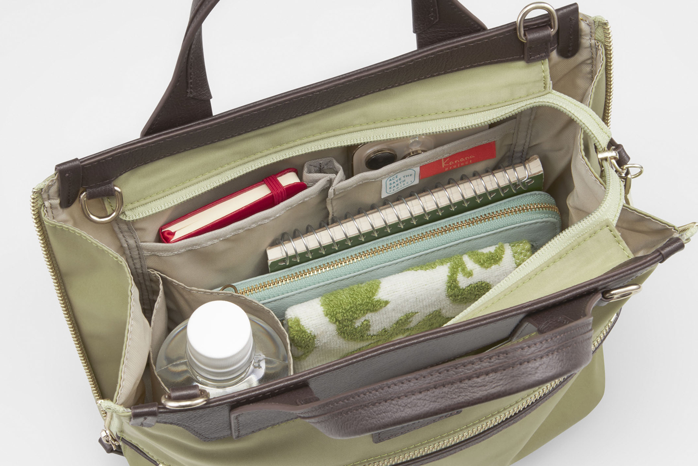 小物の整理に便利な各種ポケットや、ペットボトルや折り畳み傘を差し込めるボトルホルダー付き