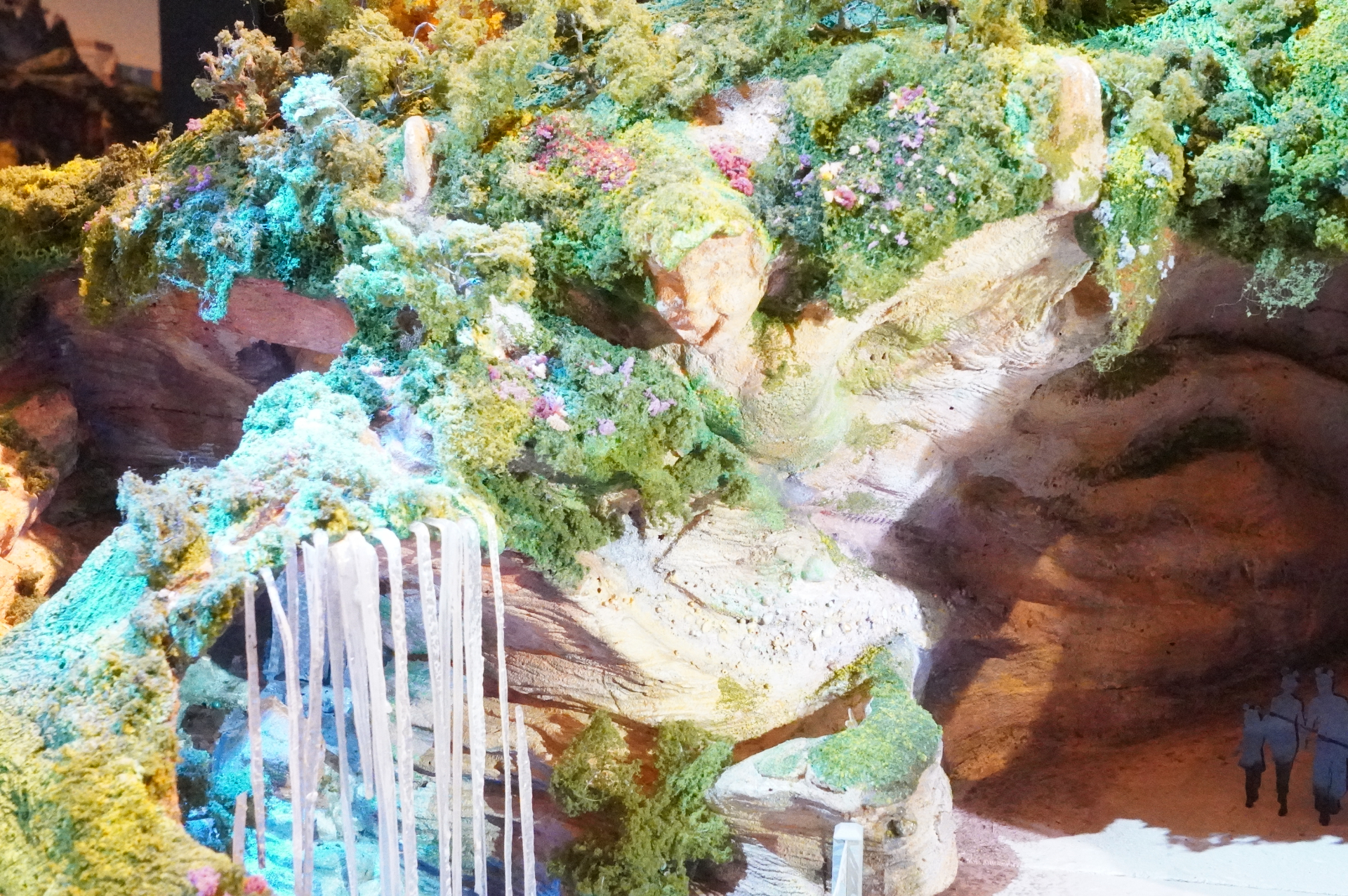 魔法の泉「ファンタジースプリングス  エントリーウェイ」にはピーターパン、アナとエルサが隠れている