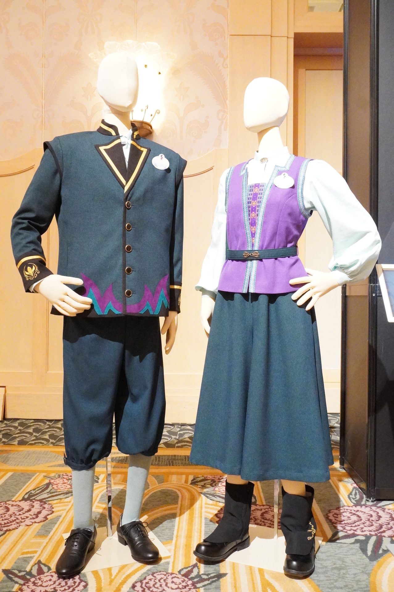 「アナとエルサのフローズンジャーニー」のキャストコスチューム。キャストは王国の従者であり、訪れたゲストを夜のフィヨルドを楽しむボートの旅へと送り出す