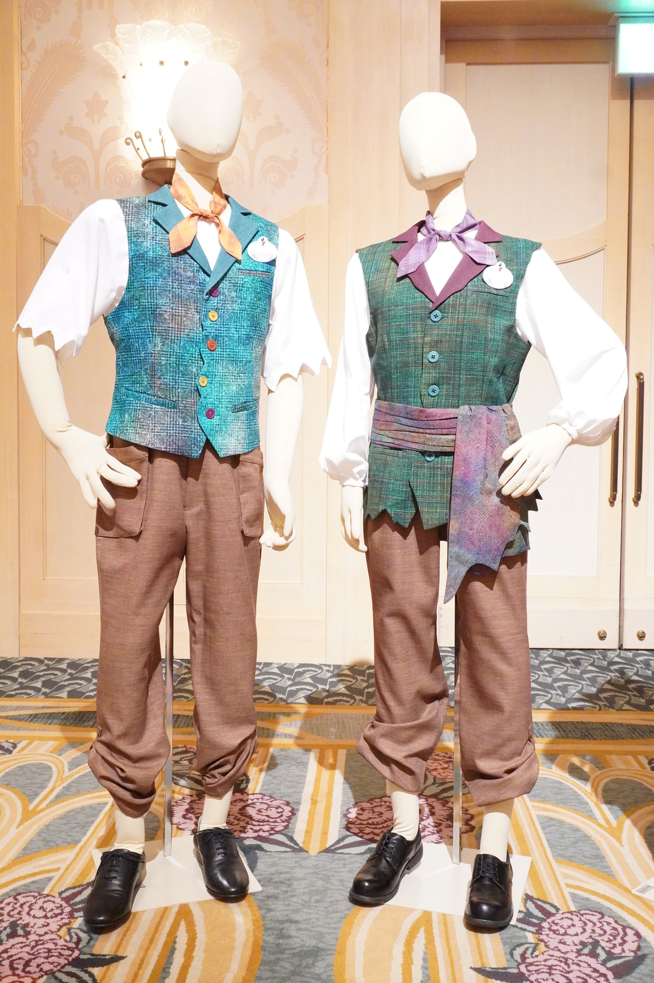 「ピーターパンのネバーランドアドベンチャー」のキャストは、ロストキッズの一員であるゲストをボートに乗船させ、ジョンを救出する旅へ出発するのをサポート