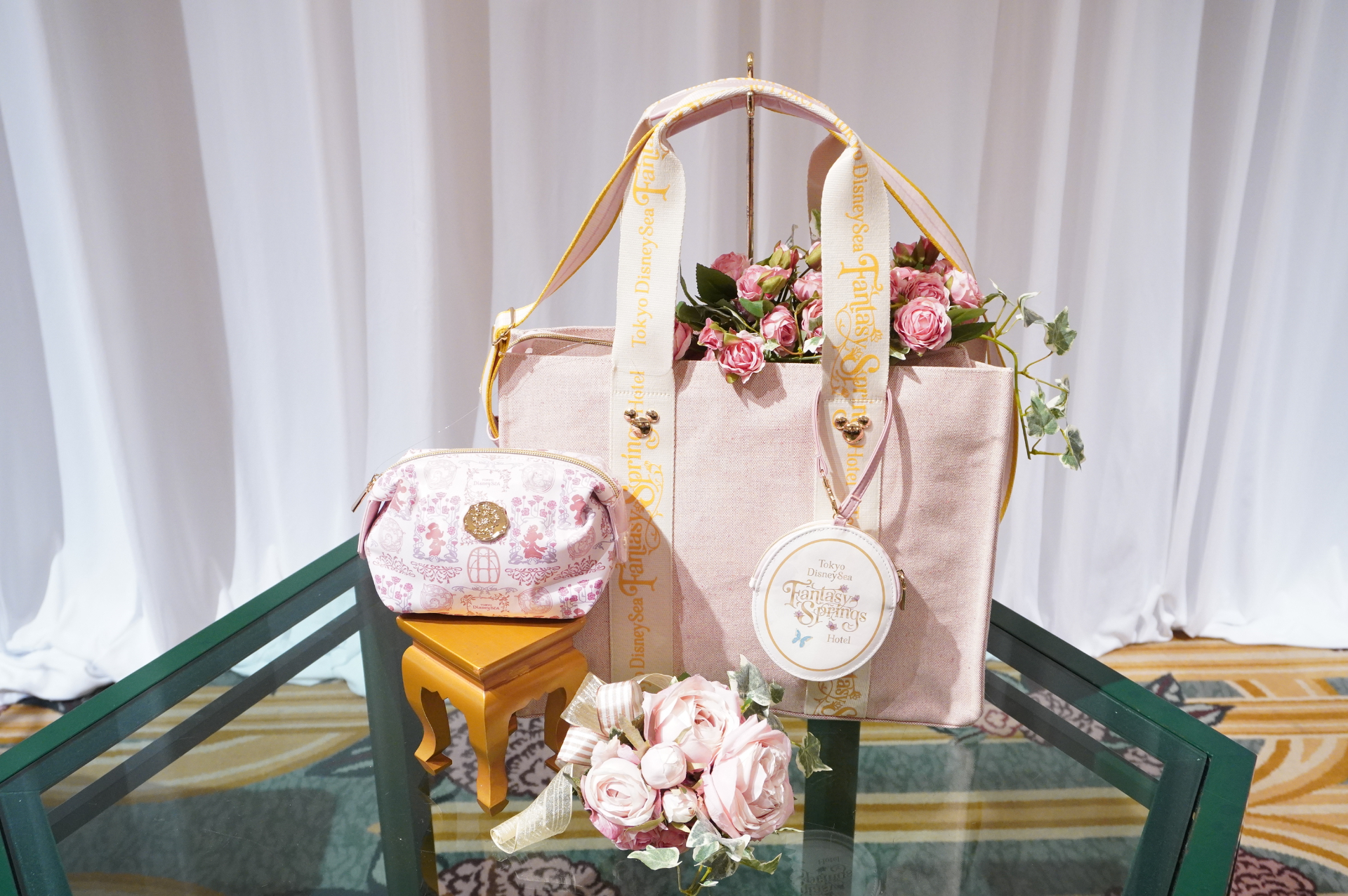 宿泊客だけが購入できるホテル1階ギフトショップの限定アイテム。3点セット（トートバッグ/ポーチ/コインケース）で1万8000円