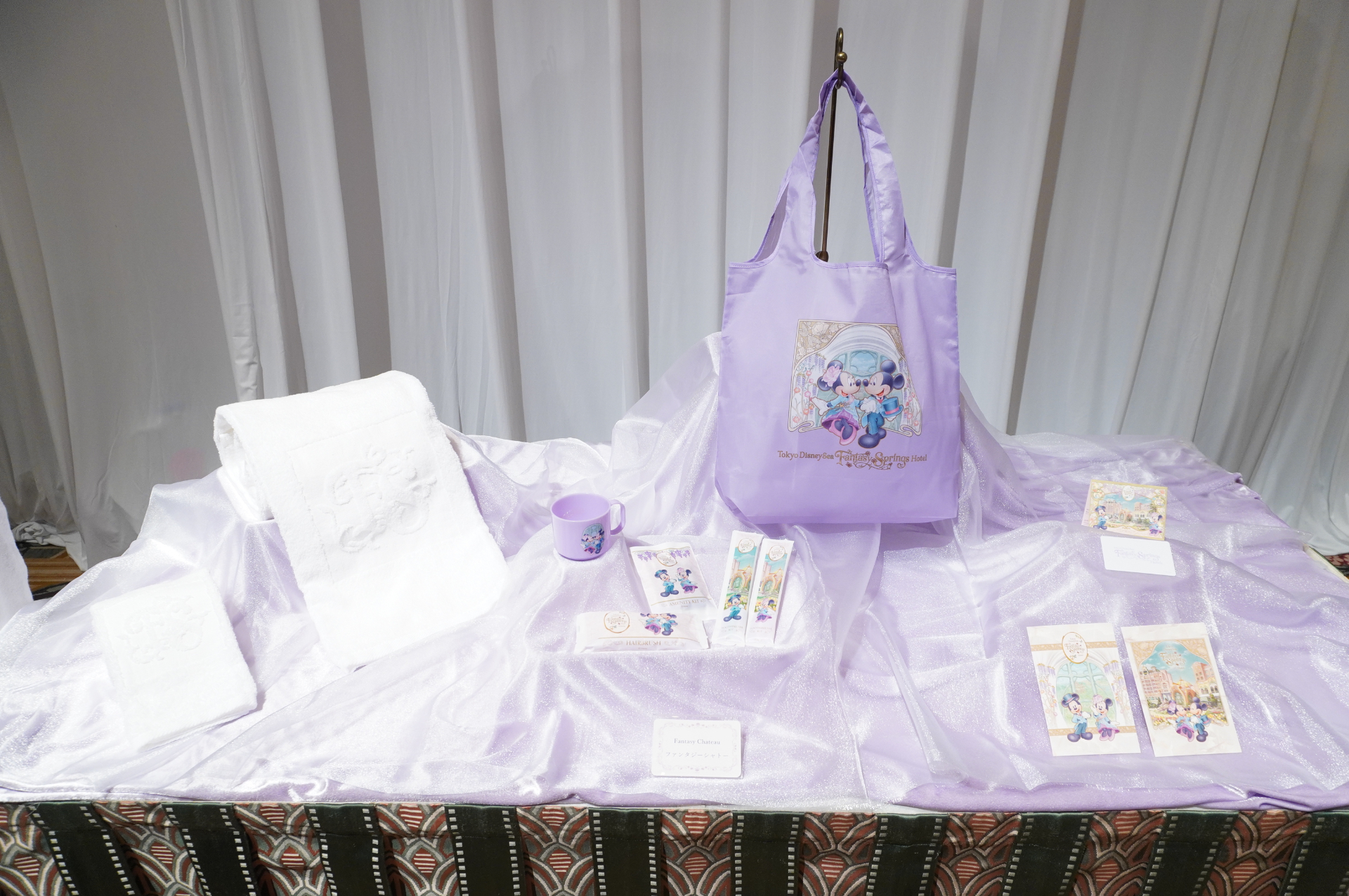 「東京ディズニーシー・ファンタジースプリングスホテル」のデラックスタイプ「ファンタジーシャトー」。ホテルマンコスチュームと客室アメニティ