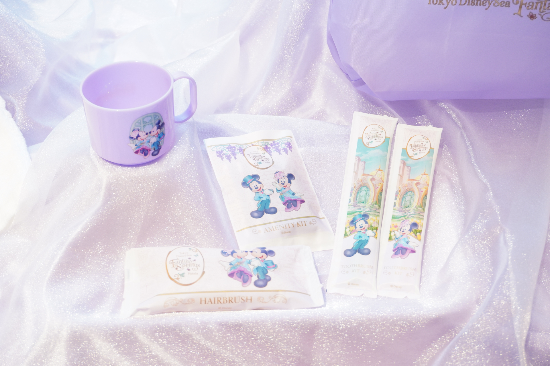 「東京ディズニーシー・ファンタジースプリングスホテル」のデラックスタイプ「ファンタジーシャトー」。ホテルマンコスチュームと客室アメニティ