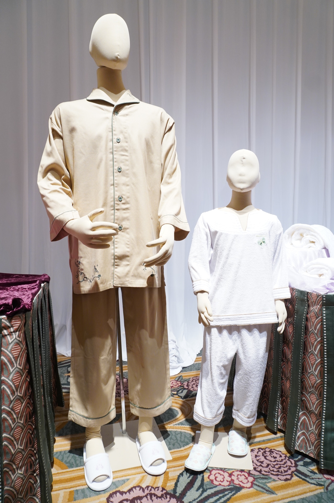 「東京ディズニーシー・ファンタジースプリングスホテル」のデラックスタイプ「ファンタジーシャトー」。ホテルマンコスチュームと客室アメニティ