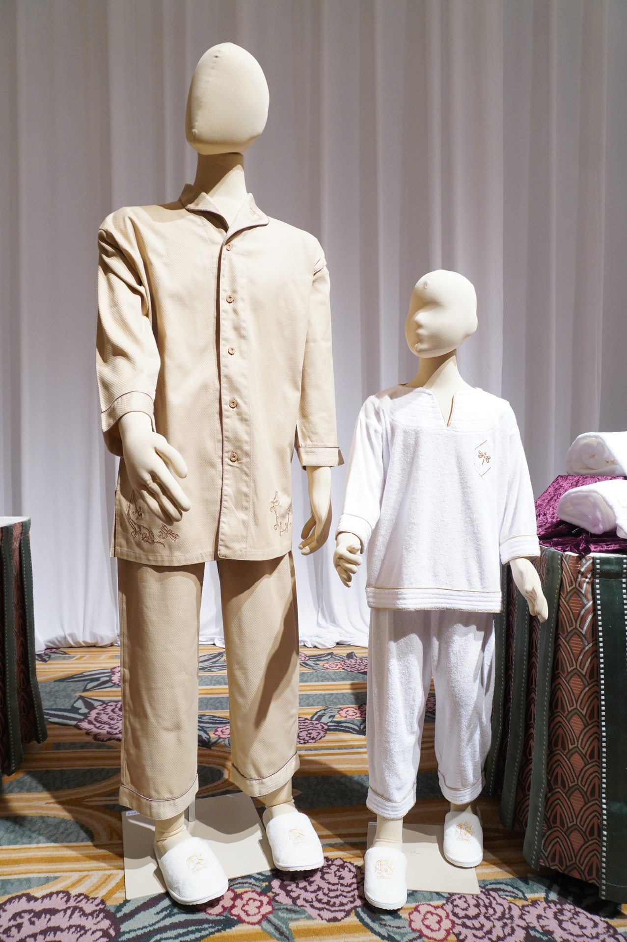 「東京ディズニーシー・ファンタジースプリングスホテル」のラグジュアリータイプ「グランドシャトー」。ホテルマンコスチュームと客室アメニティ