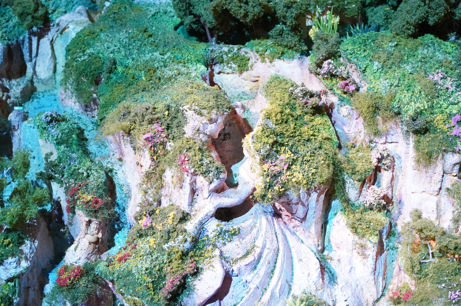 魔法の泉「東京ディズニーシー・ファンタジースプリングスホテル」前には、ラプンツェル、シンデレラ、眠れる森の美女が隠れている