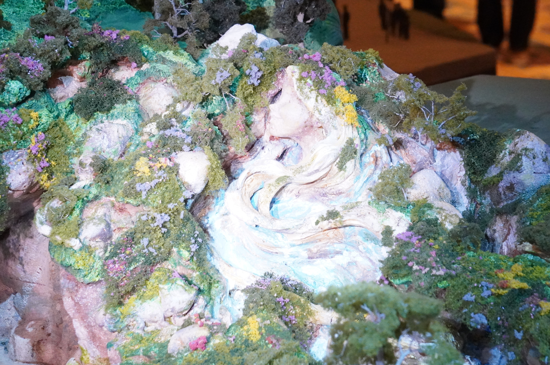 魔法の泉「東京ディズニーシー・ファンタジースプリングスホテル」前には、ラプンツェル、シンデレラ、眠れる森の美女が隠れている