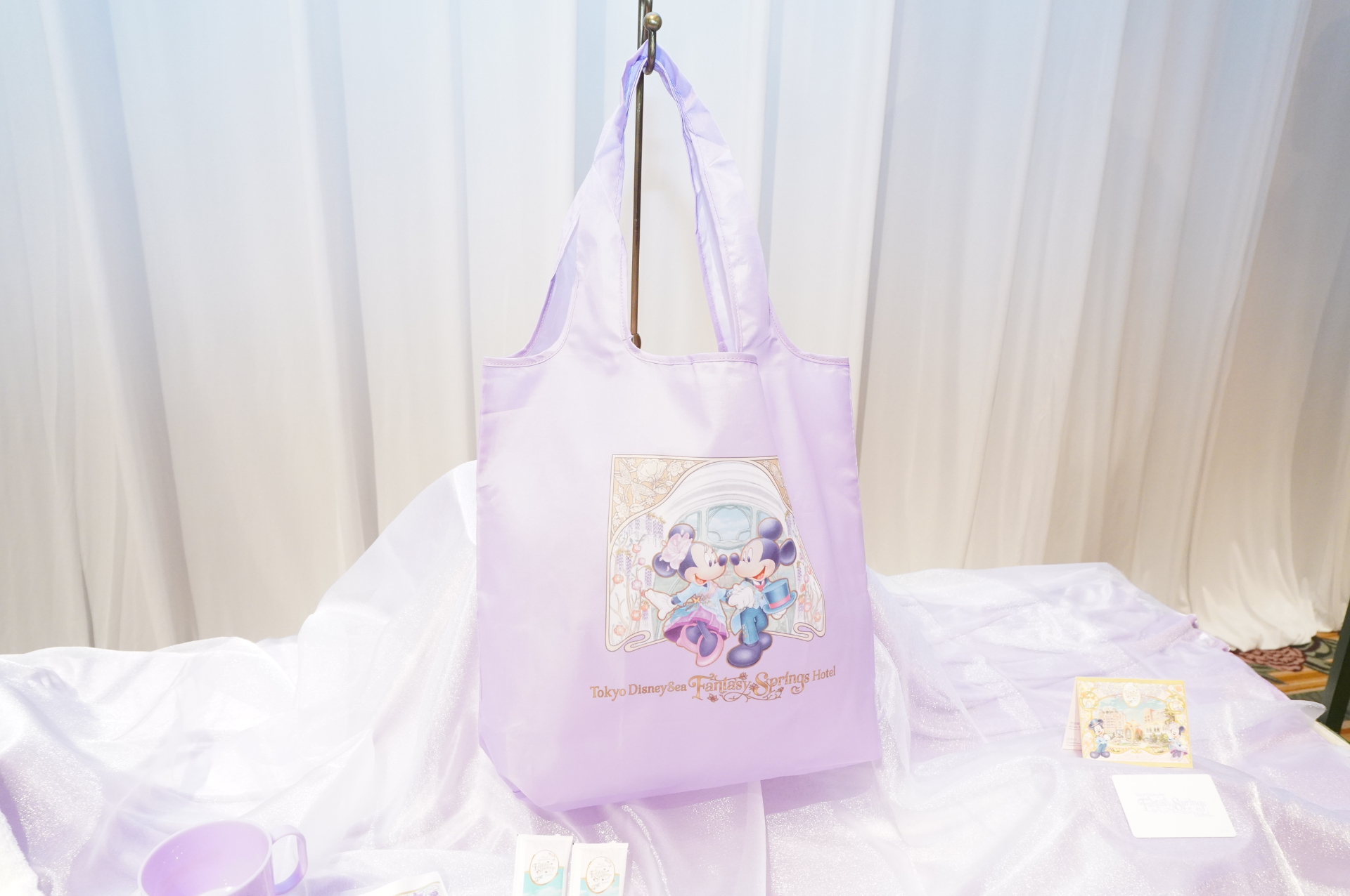 「東京ディズニーシー・ファンタジースプリングスホテル」のデラックスタイプ「ファンタジーシャトー」。ホテルマンコスチュームと客室アメニティ