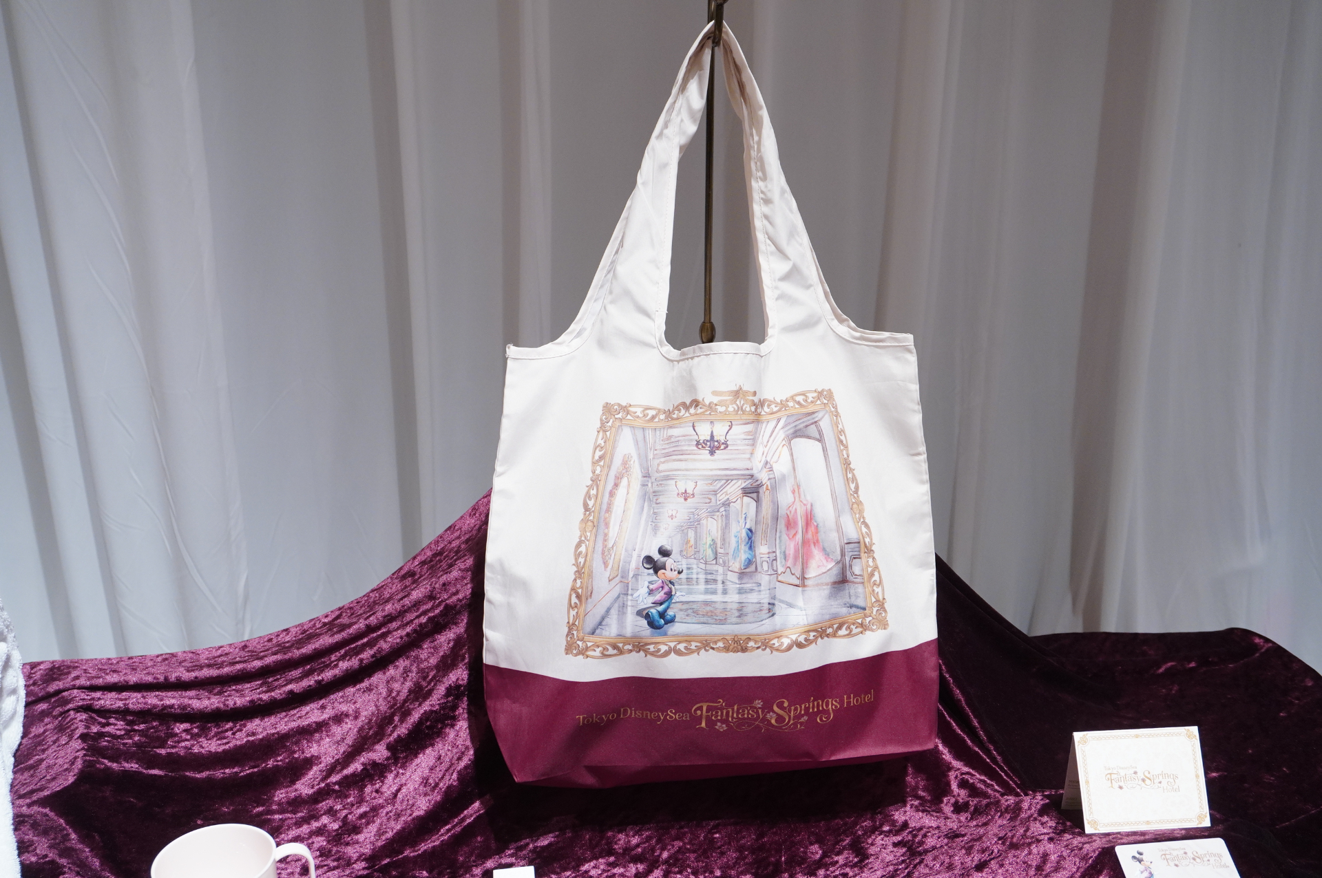 「東京ディズニーシー・ファンタジースプリングスホテル」のラグジュアリータイプ「グランドシャトー」。ホテルマンコスチュームと客室アメニティ