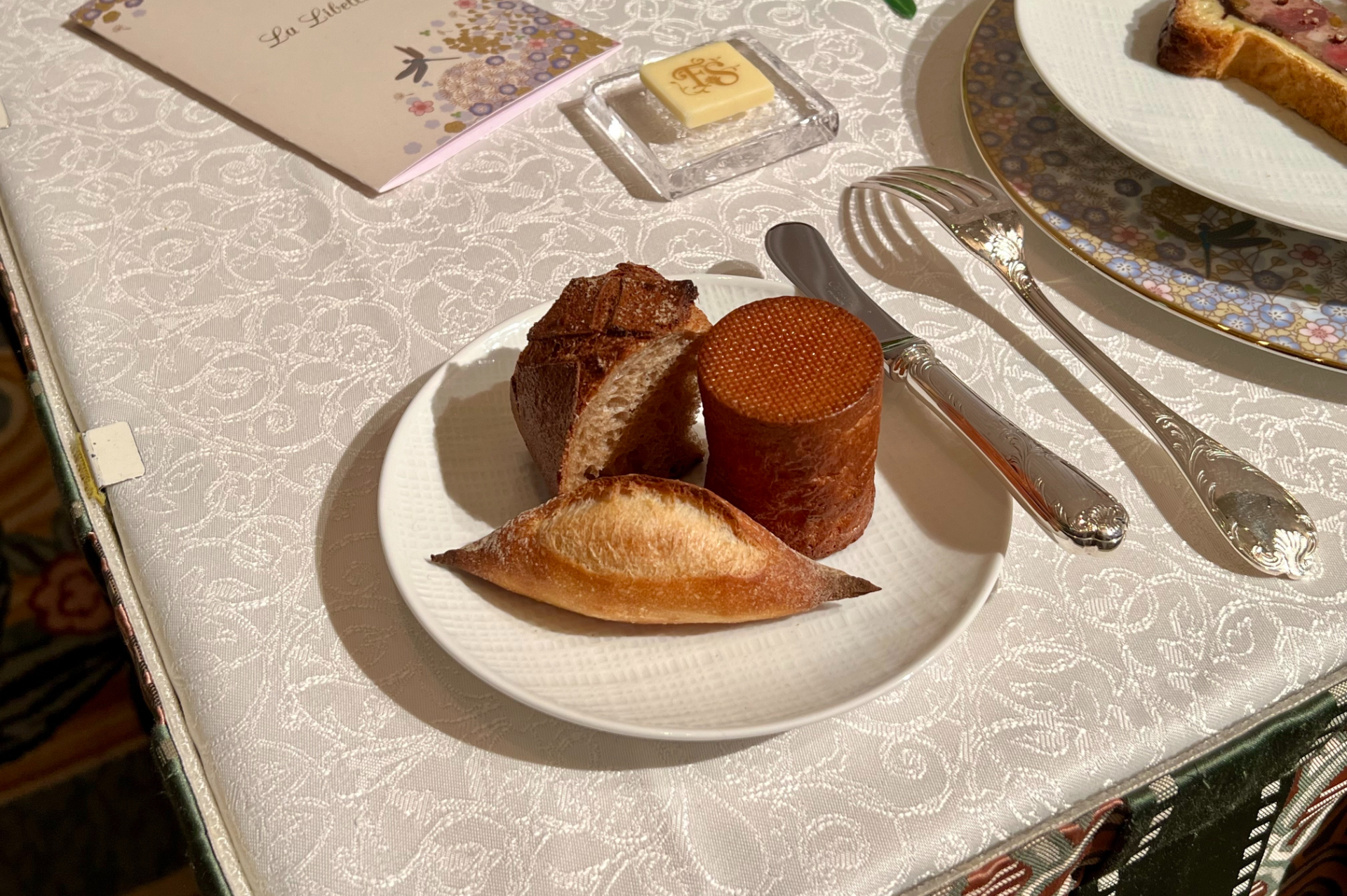 グランドシャトー宿泊者だけが食事できるホテルのフレンチダイニング「ラ・リベリュール」（メニュー例）