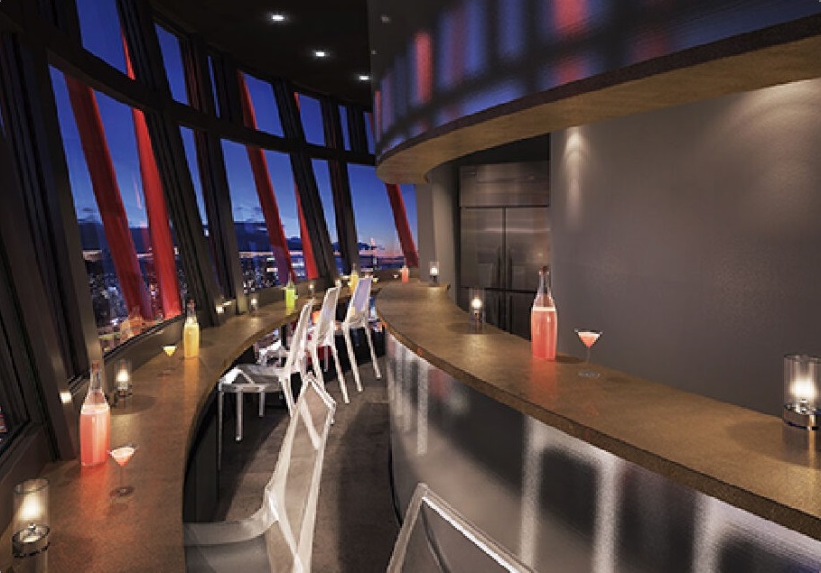 展望3階の「Ready go round」は、360度回転するフロアで街を眺めながら神戸グルメが味わえるカフェ＆バー