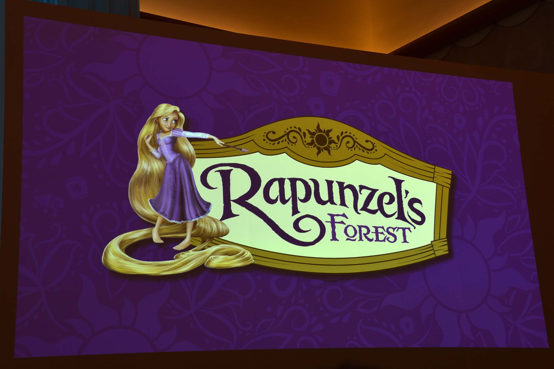 映画「塔の上のラプンツェル」の世界が楽しめるエリア「ラプンツェルの森」