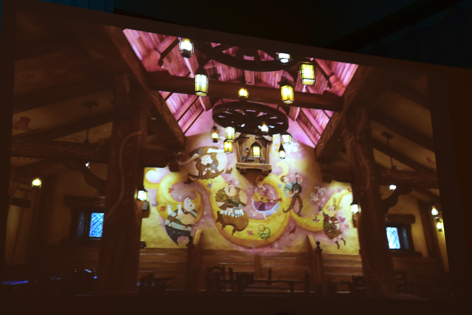 レストラン「スナグリーダックリング」。ラプンツェルが描いた作品も！