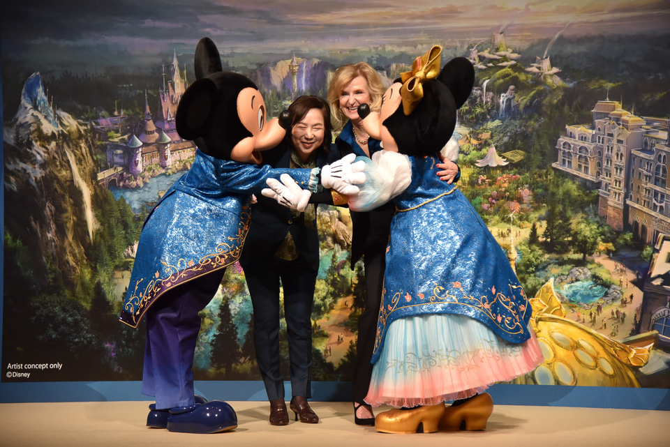 胸元にはトンボ！ 東京ディズニーシーのスペシャルイベント