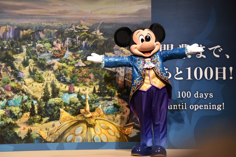 胸元にはトンボ！ 東京ディズニーシーのスペシャルイベント