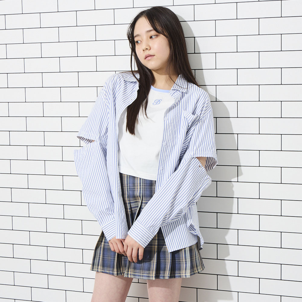 胸ロゴシャツ（2838円）