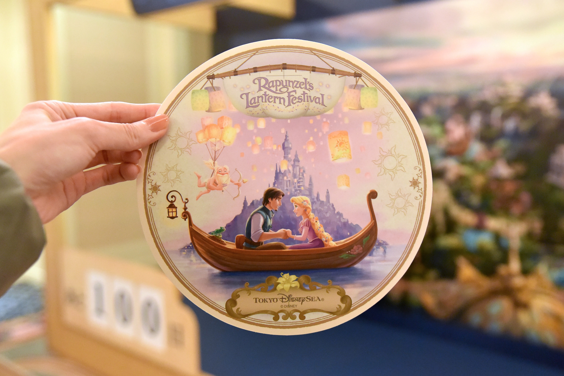 「ラプンツェルのランタンフェスティバル」のボードには、天使の姿のショーティーも