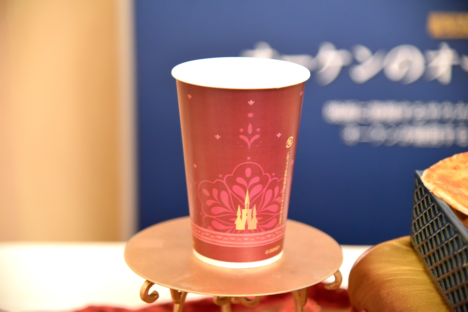 ドリンクカップもアナ雪らしさあふれるデザインです