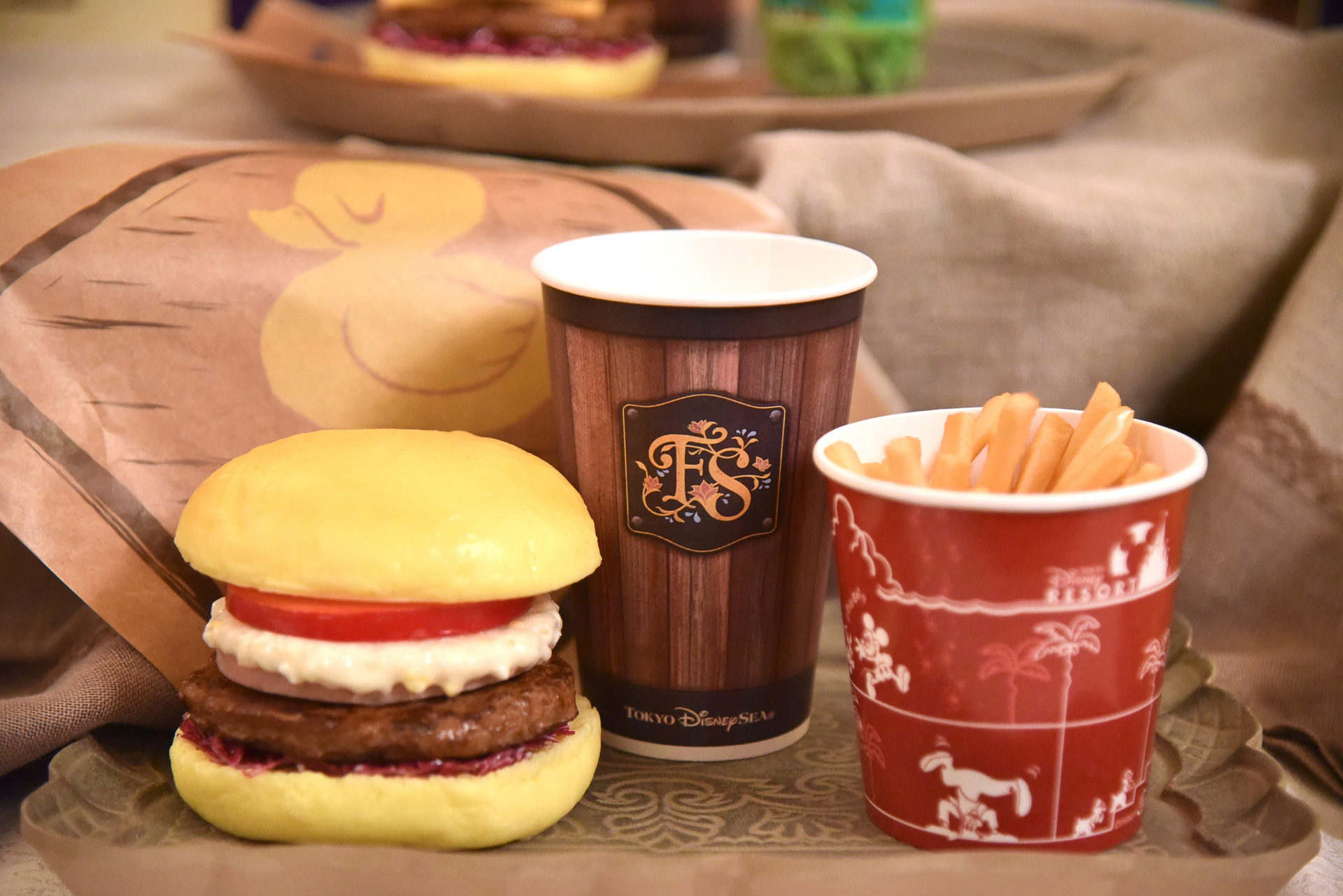 「ダックリングドリームバーガー」（1440円）