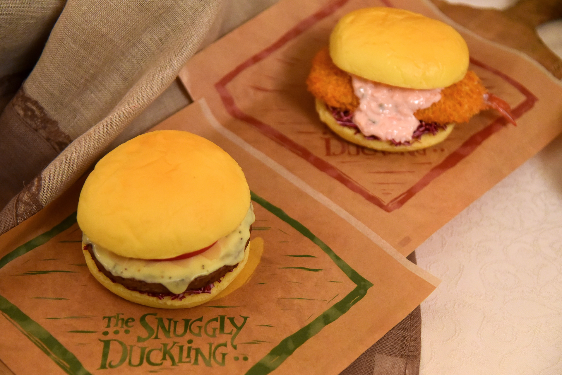 「プラントベースバーガー」（1490円）と「フライドシュリンプバーガー」（1490円）