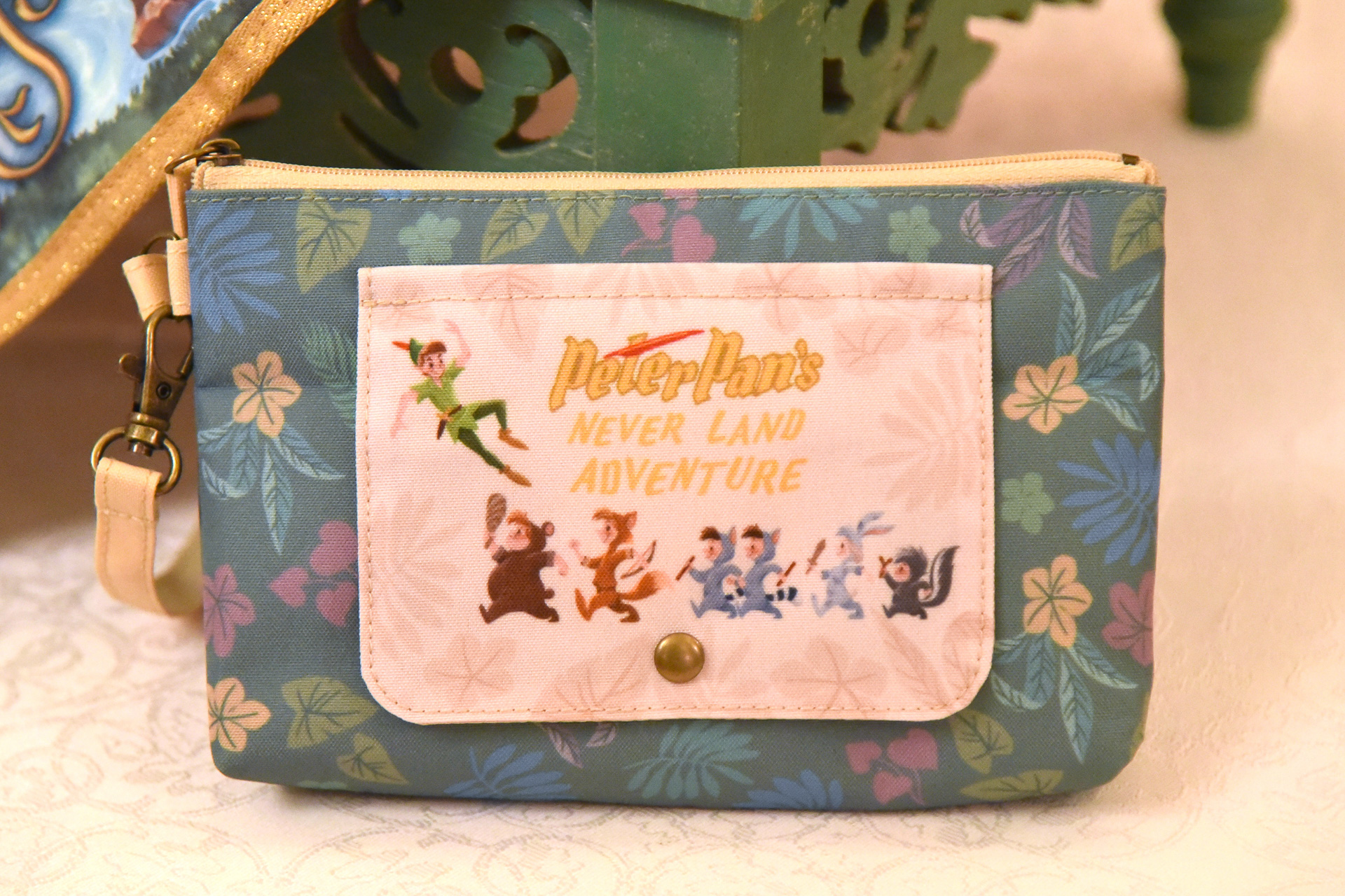 「スーベニアおてふきキャリー」（1100円）