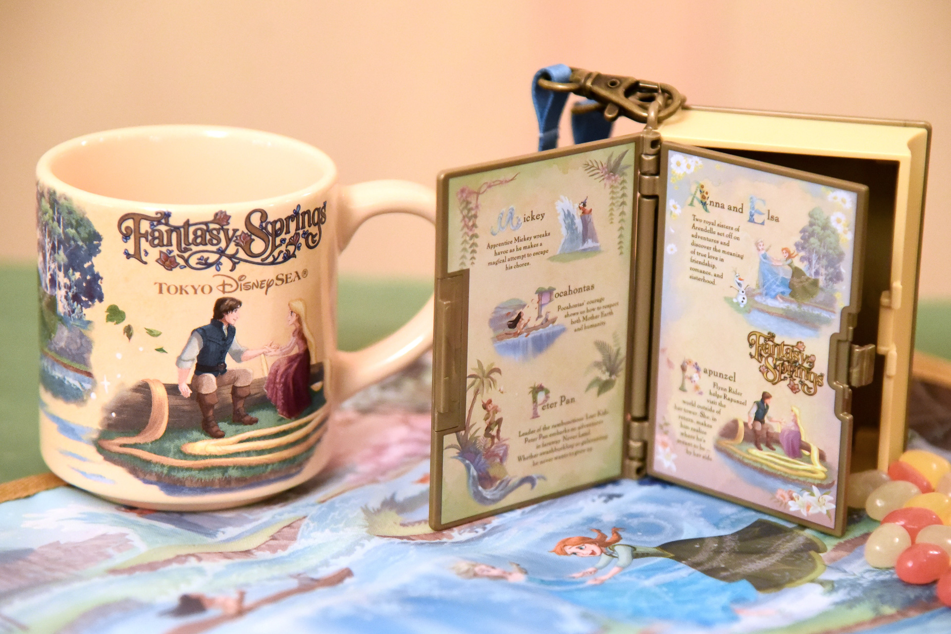 「グミキャンディー、ミニスナックケース付き」（1200円）などスーベニア関連も各種揃っています