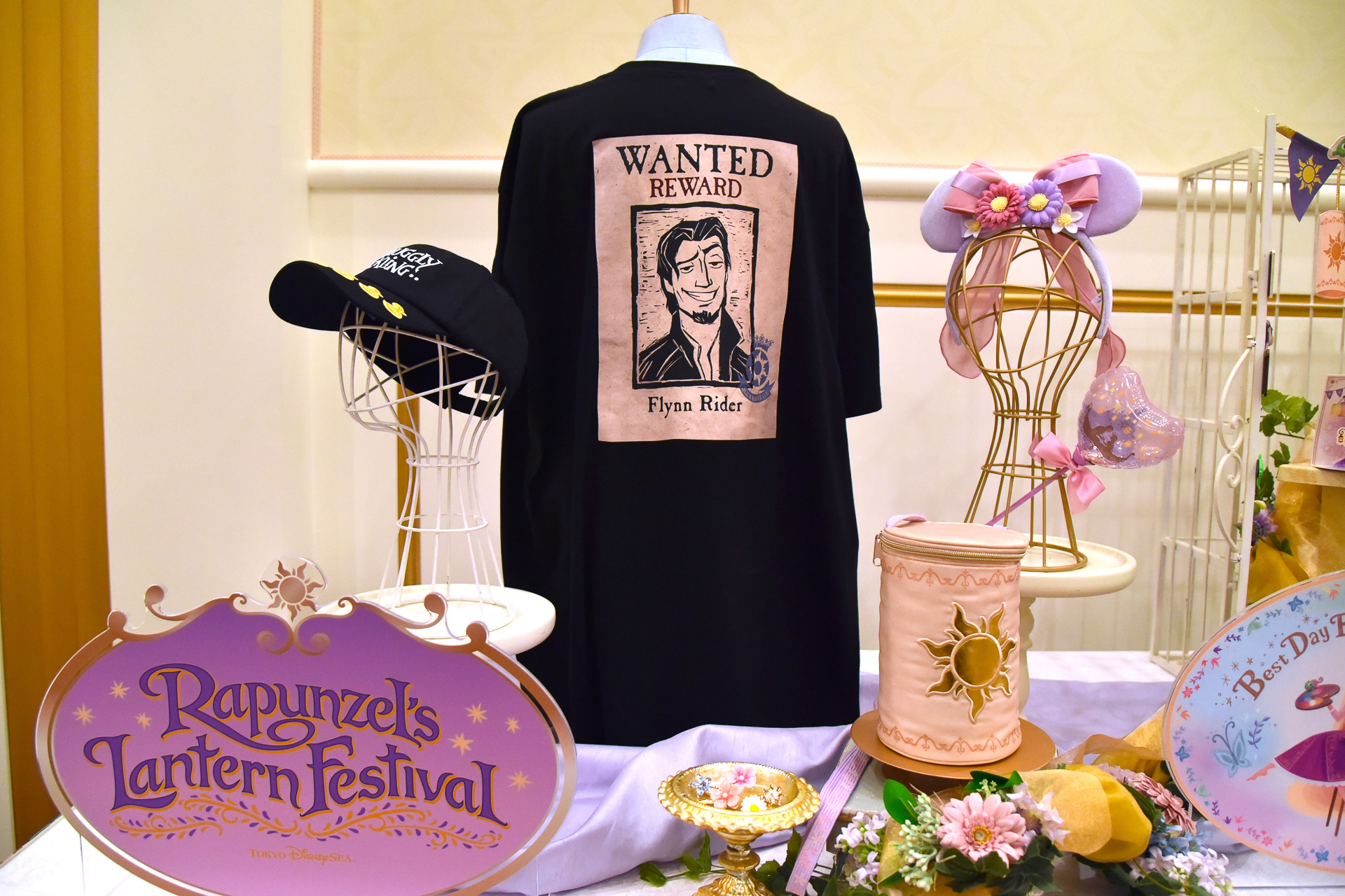 指名手配ポスターモチーフの「Tシャツ」（4300円）なども