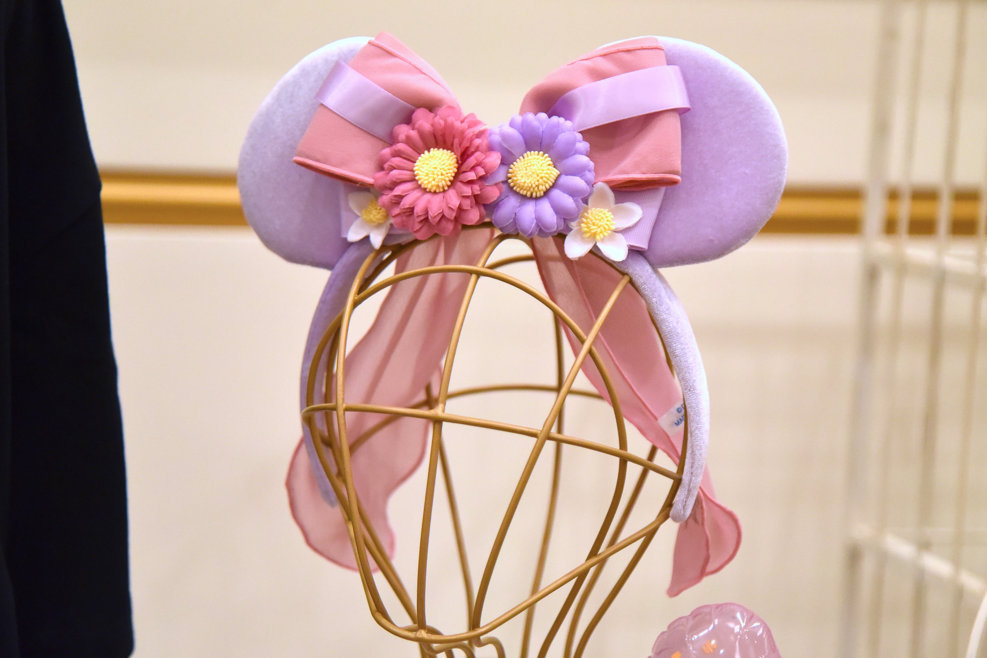 「カチューシャ」（2200円）。ラプンツェルの魔法の髪に飾られた花のような装飾付き