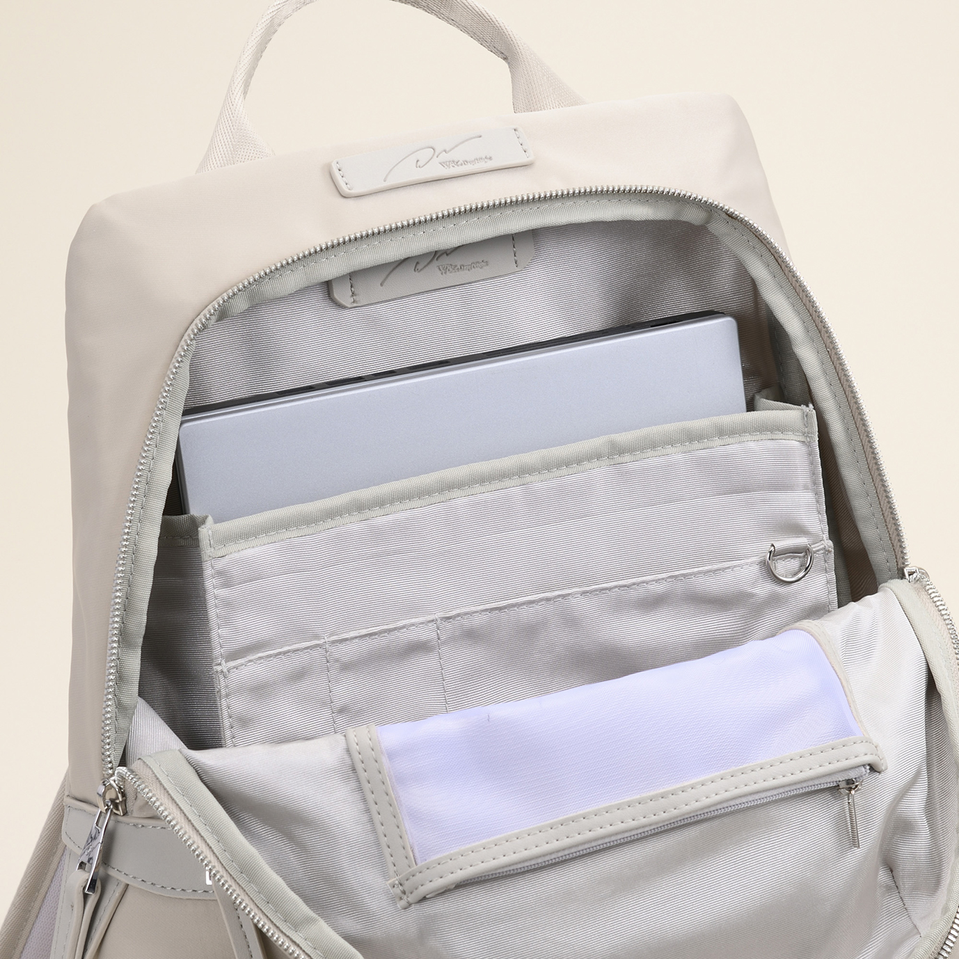 内側に柔らかなスエード生地を使用し、電子機器が傷付くのを防ぐPCスリーブ