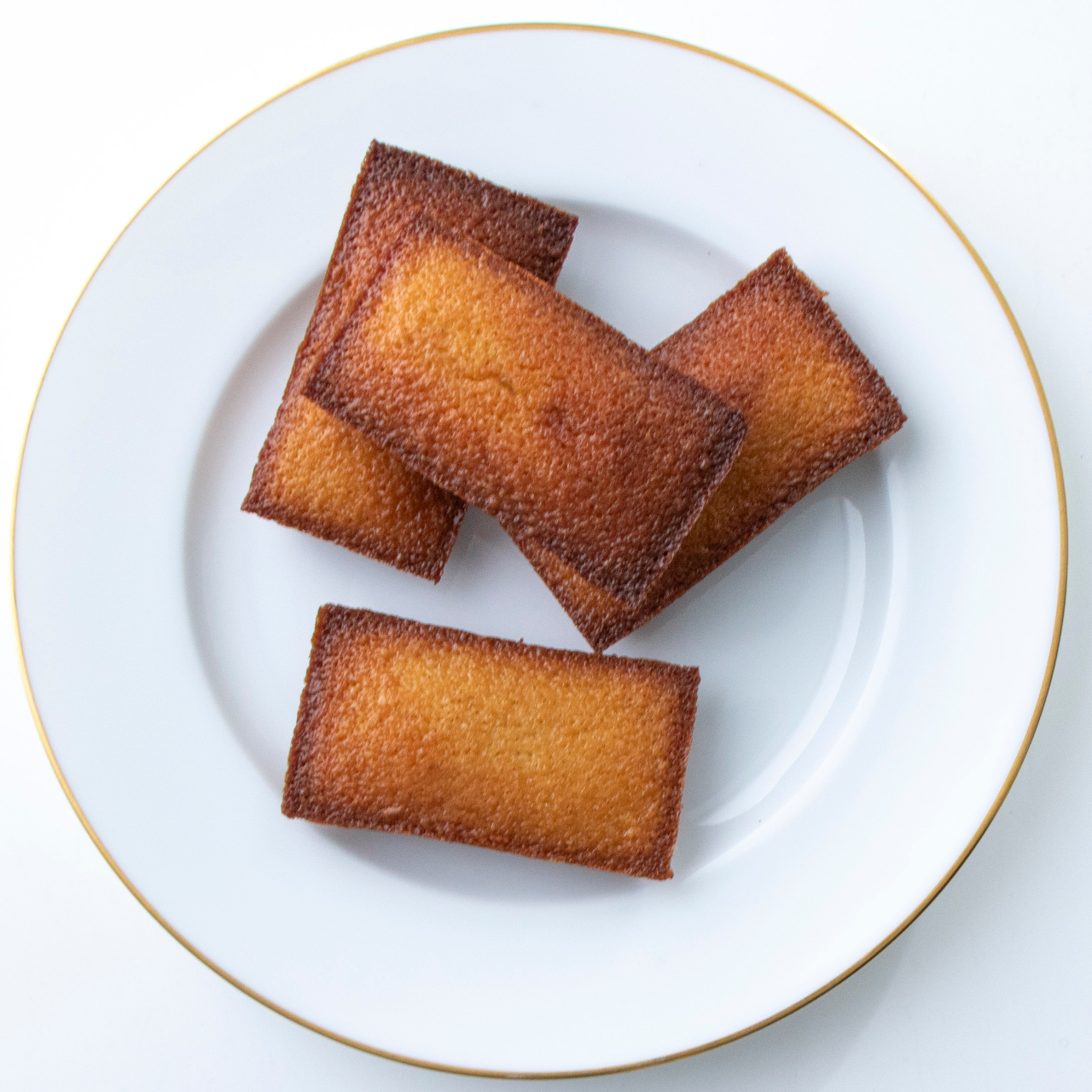 新商品の「焼きたてフィナンシェ」は、焦がしバターやハチミツの風味が口いっぱいに広がる上品な味わい