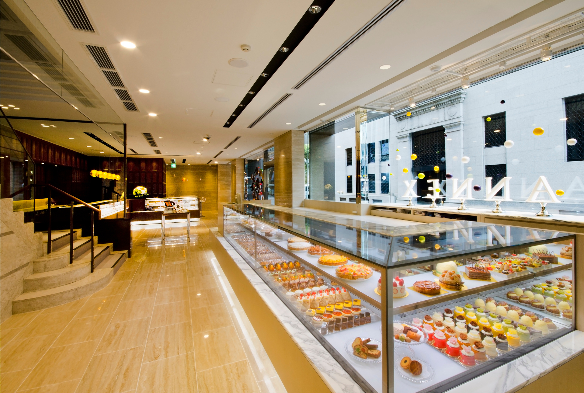 和光アネックス1階ケーキ＆チョコレートショップではできたてをその場で提供する季節の「焼きたてパイ」が定番人気