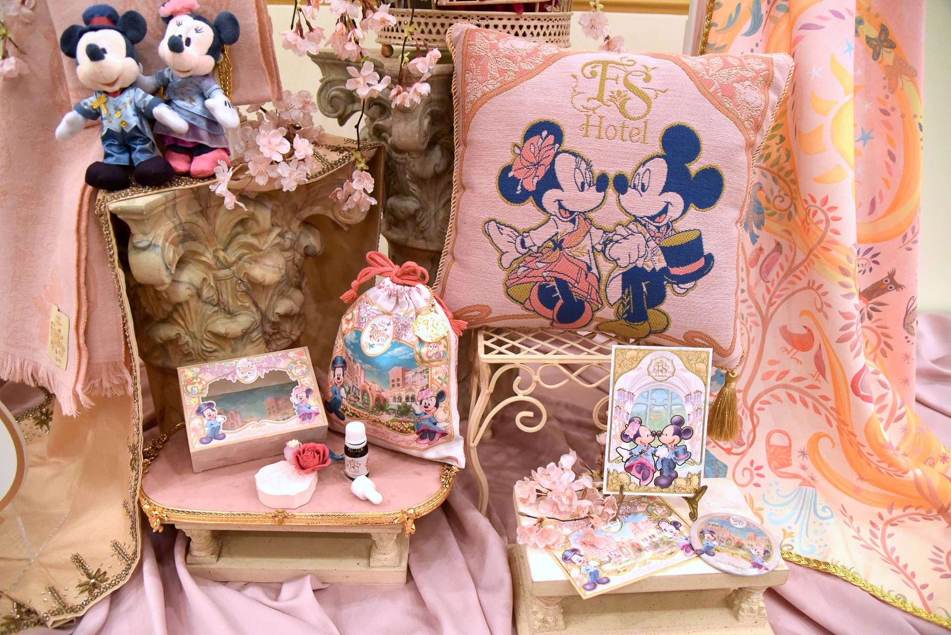 桜のようなほんのりピンクなエレガントさあふれるアイテムが揃います