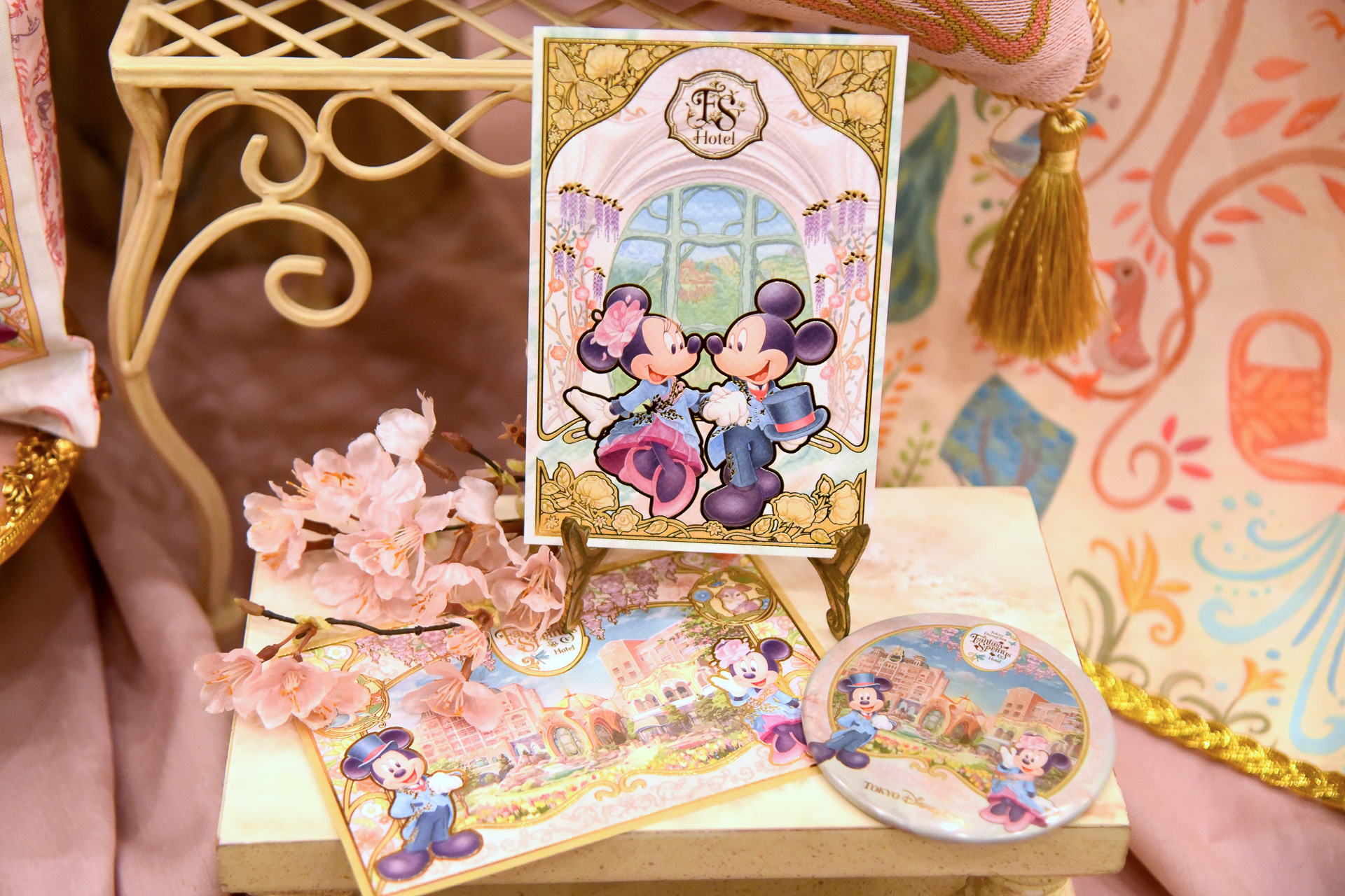 お土産や自分用の定番アイテム「カンバッジ」（500円）、「ポストカードセット」（600円）