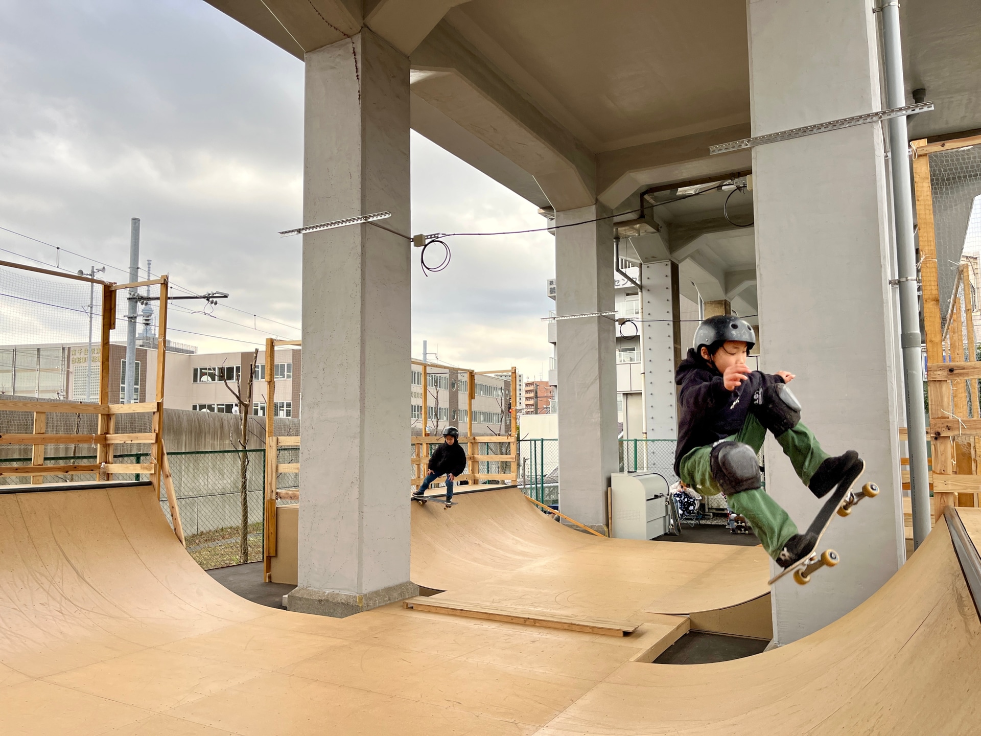 スケートボードパーク「RAMP ZERO」が日比谷線高架下にオープン