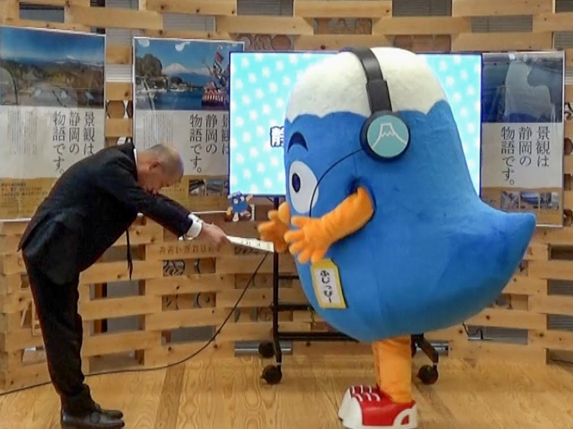 2月22日に就任式（お披露目会）を実施。参加した子供たちと会話を交わし、記者の囲み取材にも応じた