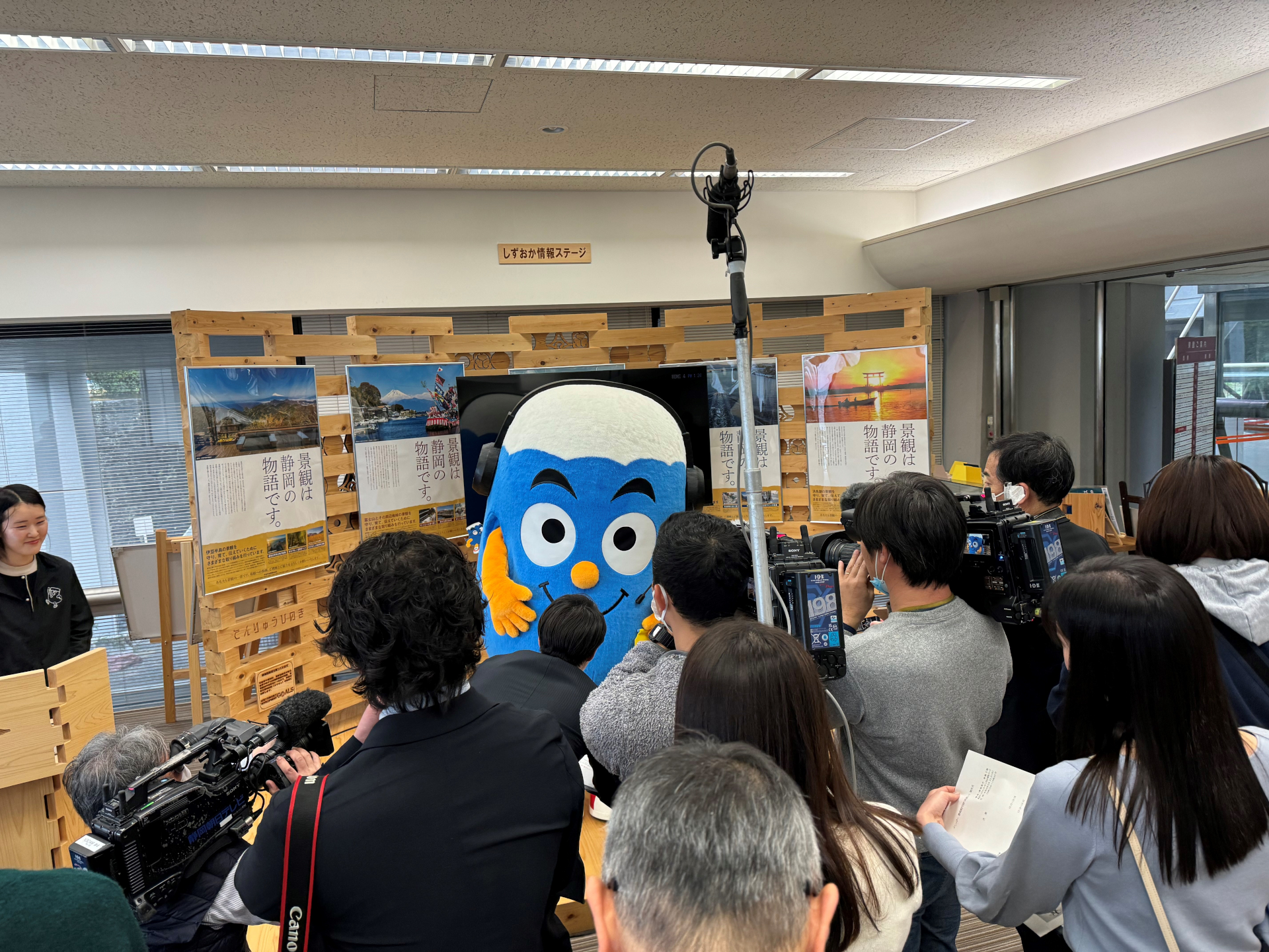 2月22日に就任式（お披露目会）を実施。参加した子供たちと会話を交わし、記者の囲み取材にも応じた