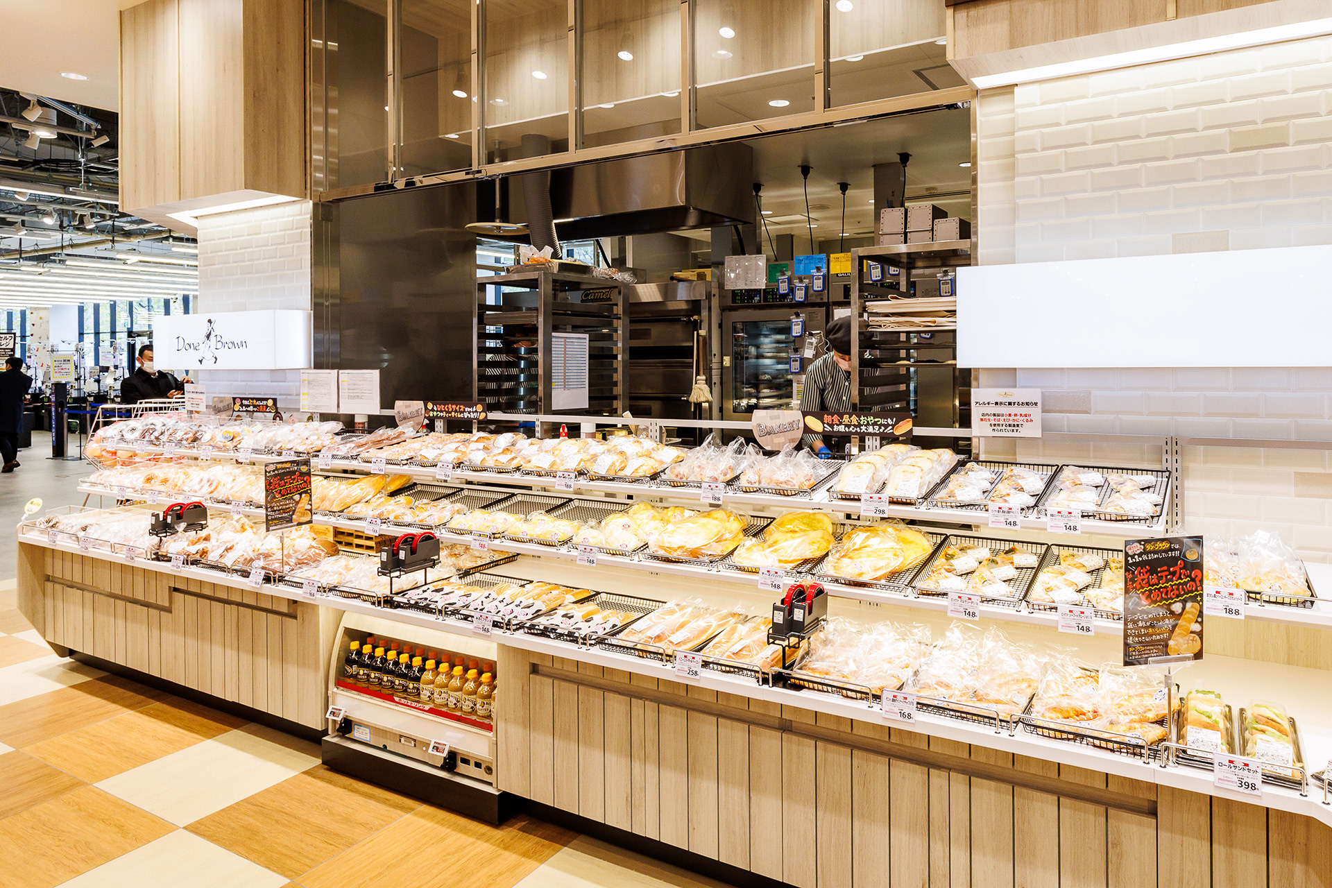 およそ60種類のパンが並ぶ