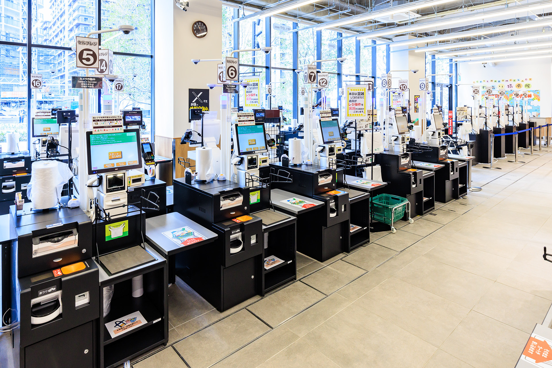 多くのセルフレジが並ぶ