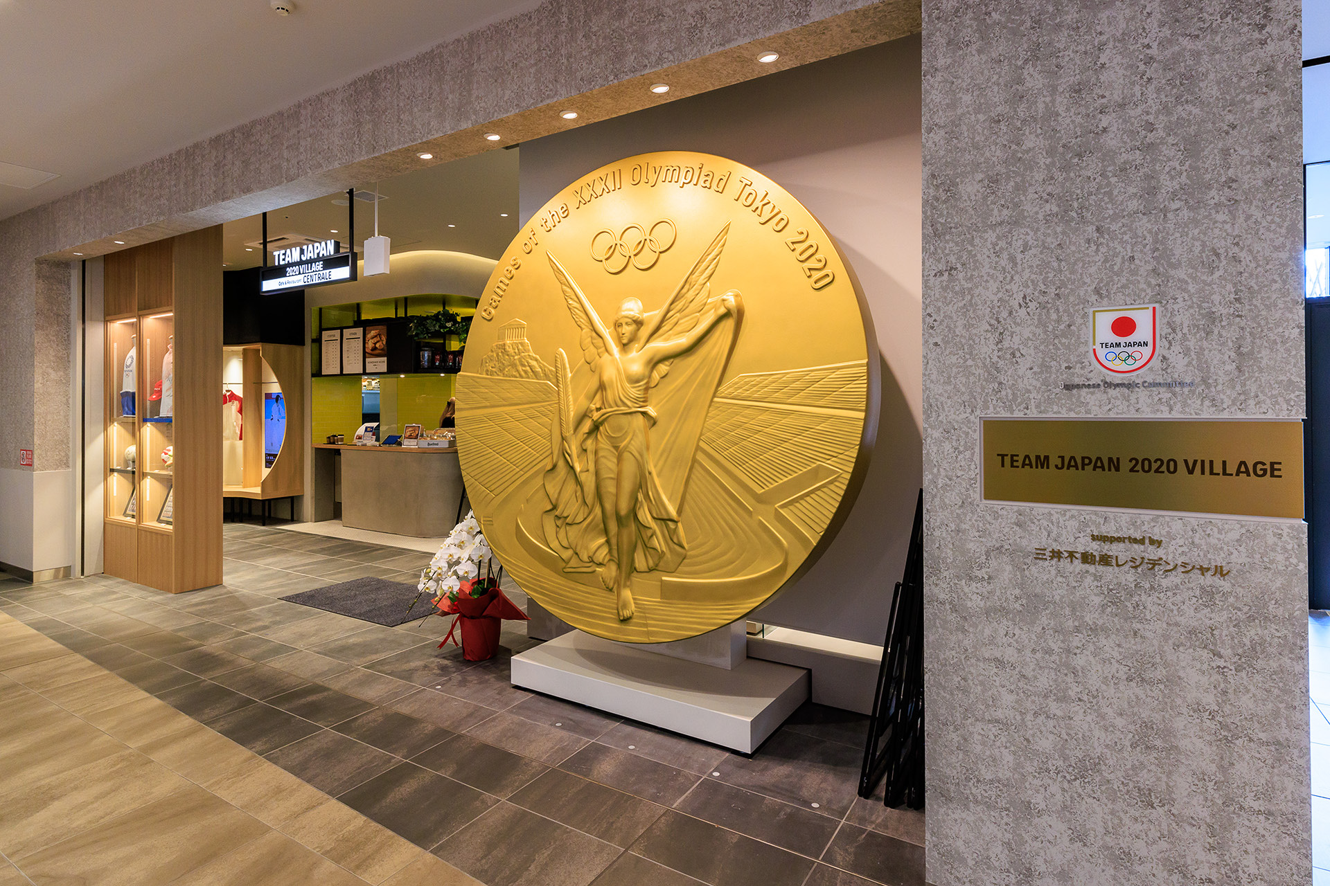 巨大な金メダルのオブジェ