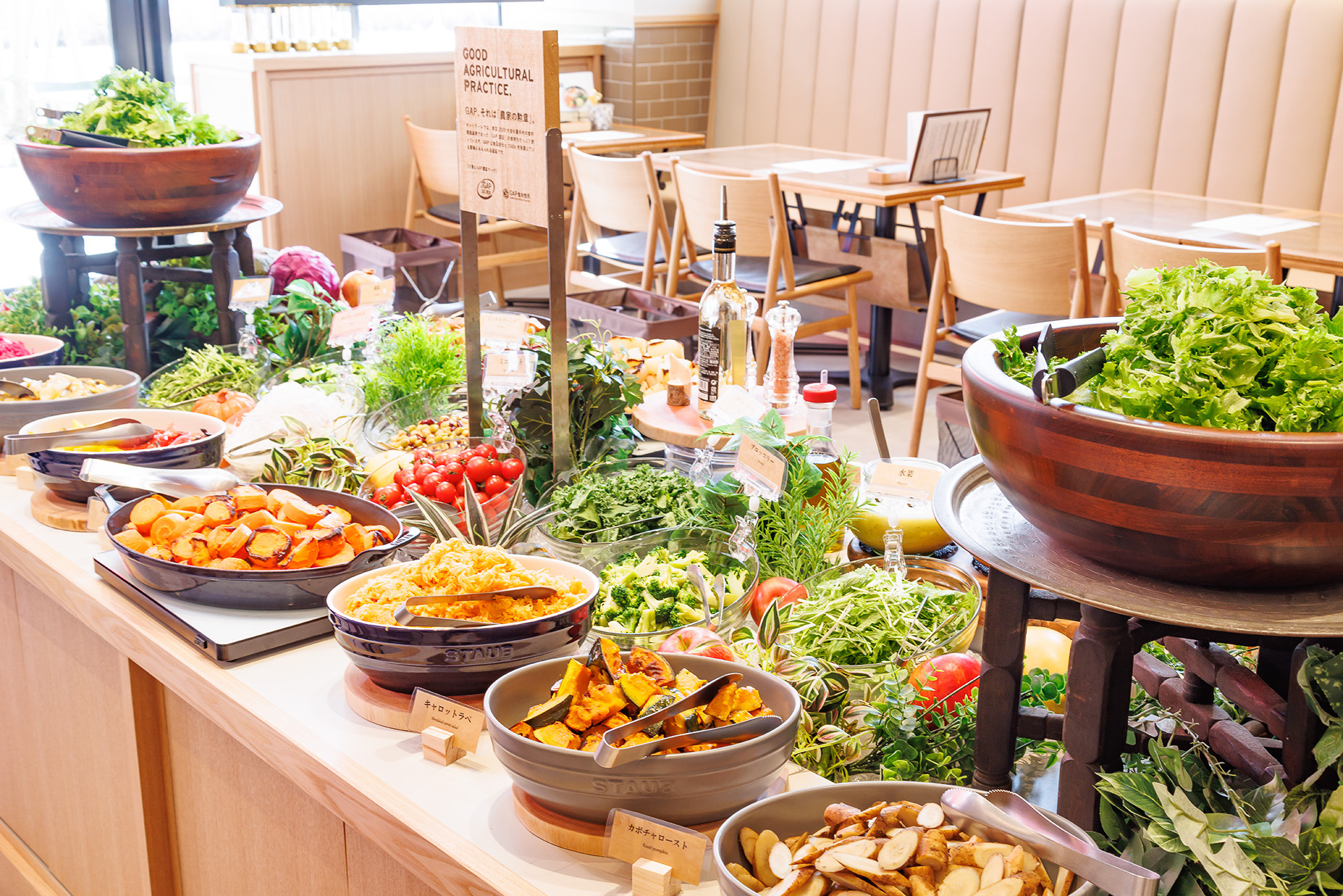 GAP（Good Agricultural Practices：農業生産工程管理）認証食材が並ぶサラダビュッフェ
