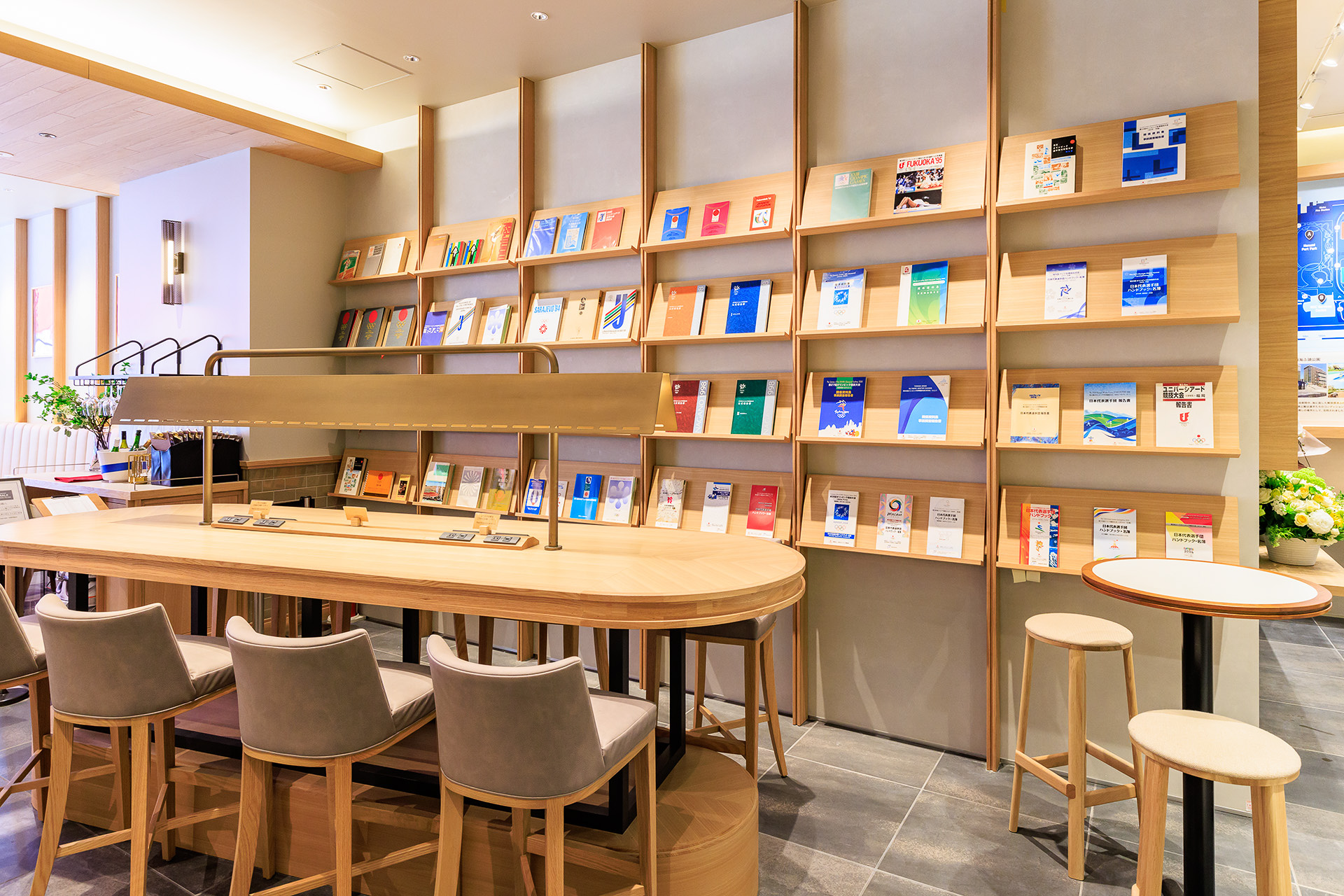 落ち着いた雰囲気のカフェスペース