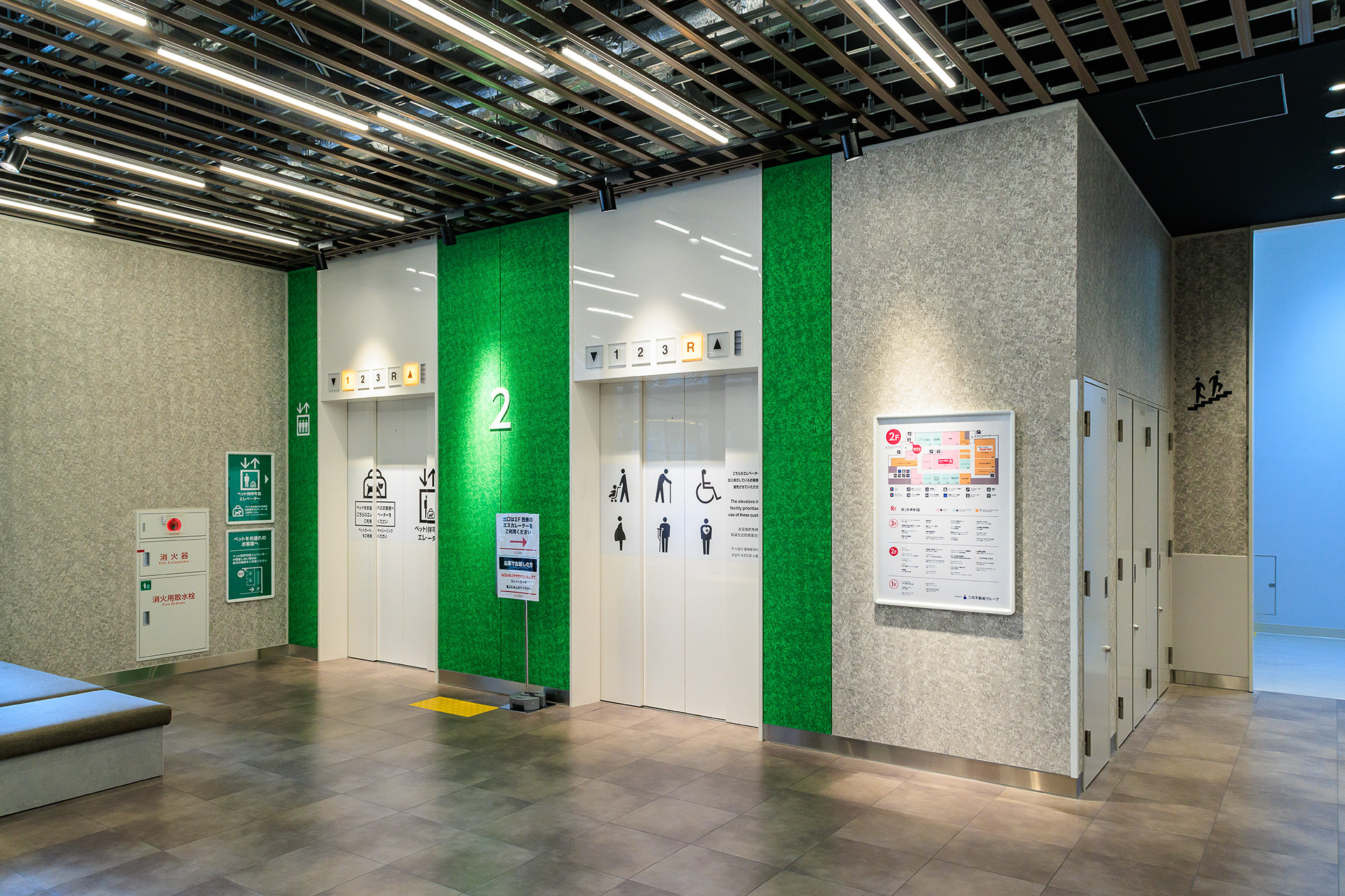 エレベーター。右奥が階段