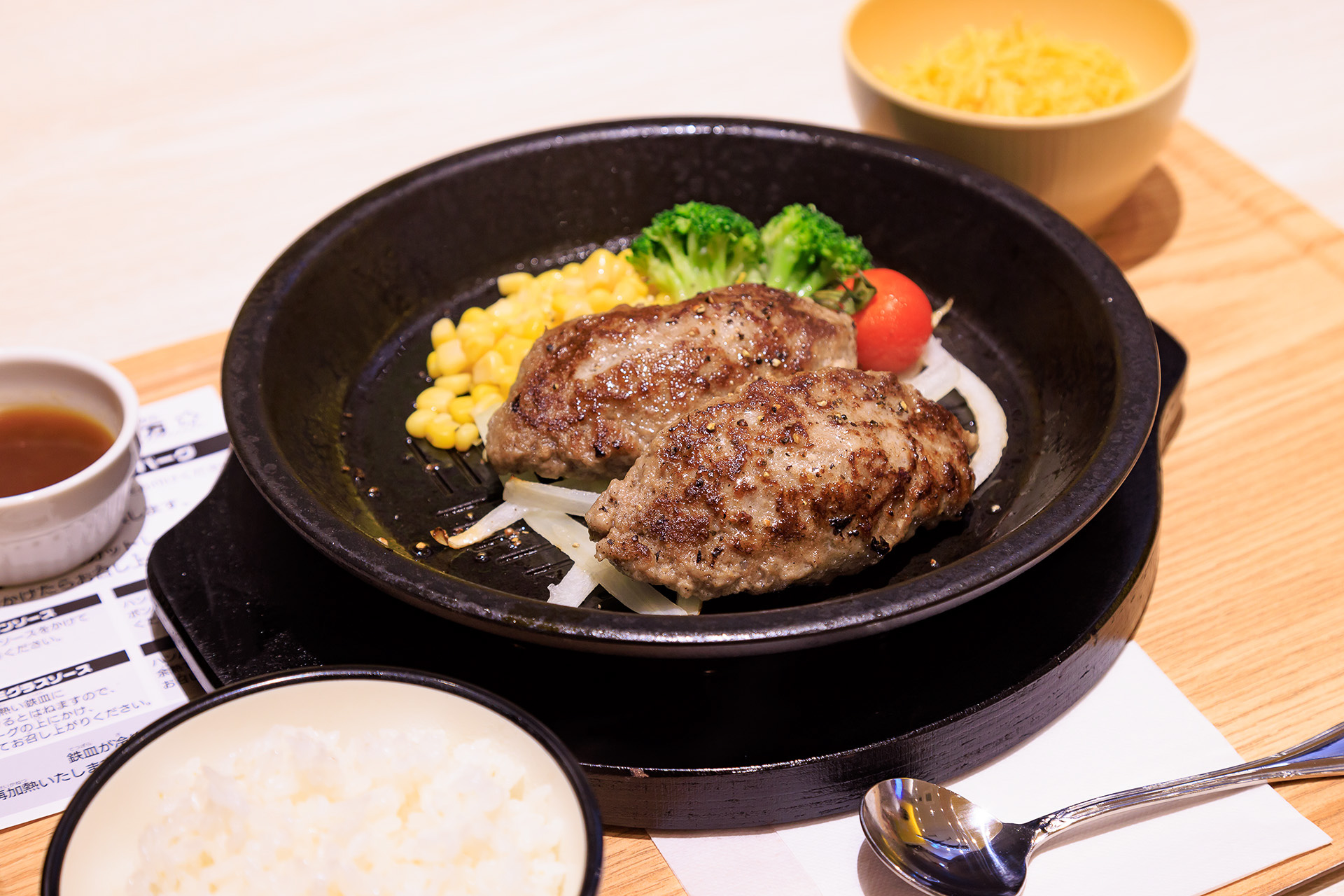 ロックハンバーグは牛100％のパティ（200g）で人気。ベースのオニオンソースは880円（単品）