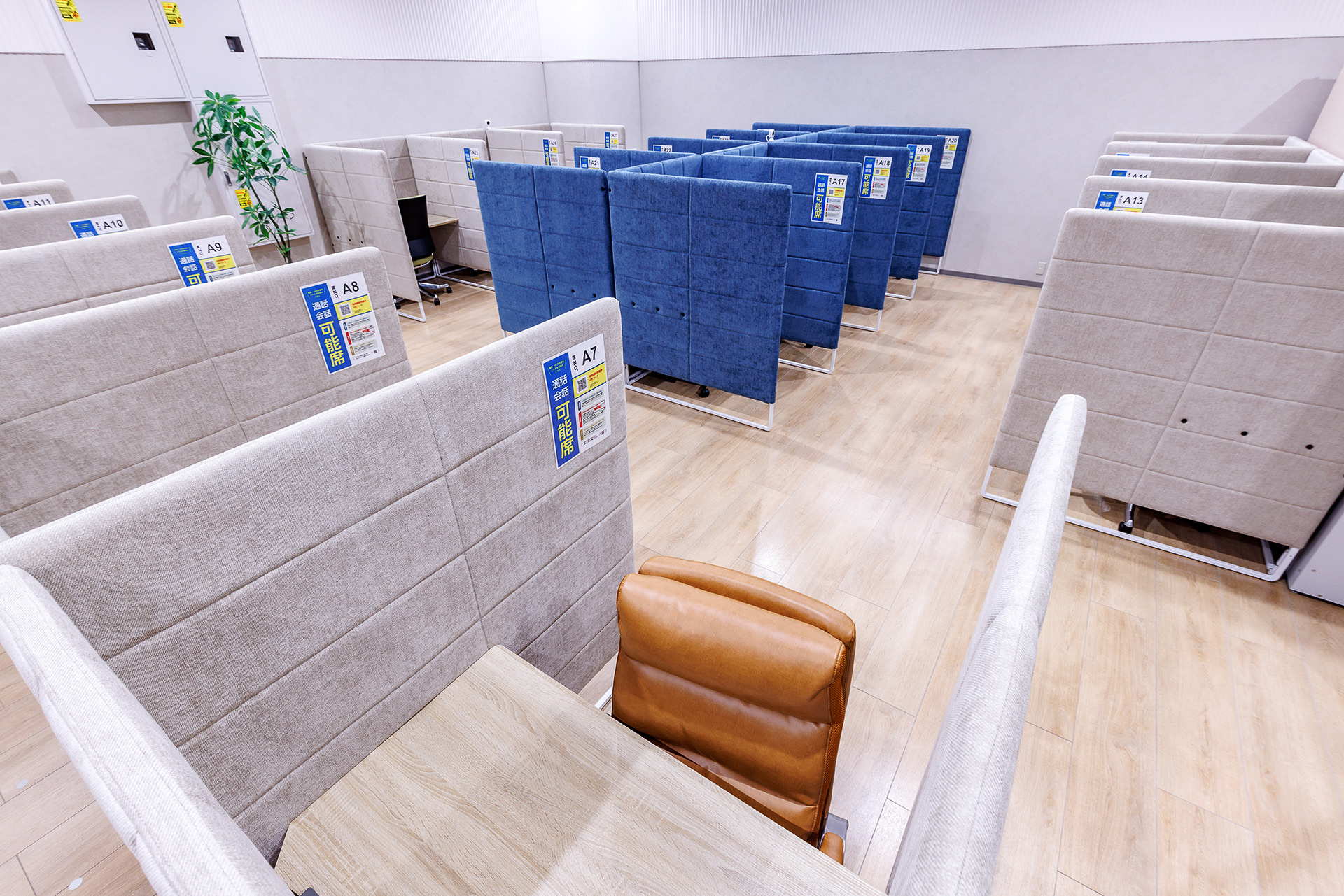 Wi-Fi完備でオープンスペースは30分220円、1日最大1650円。個室も用意