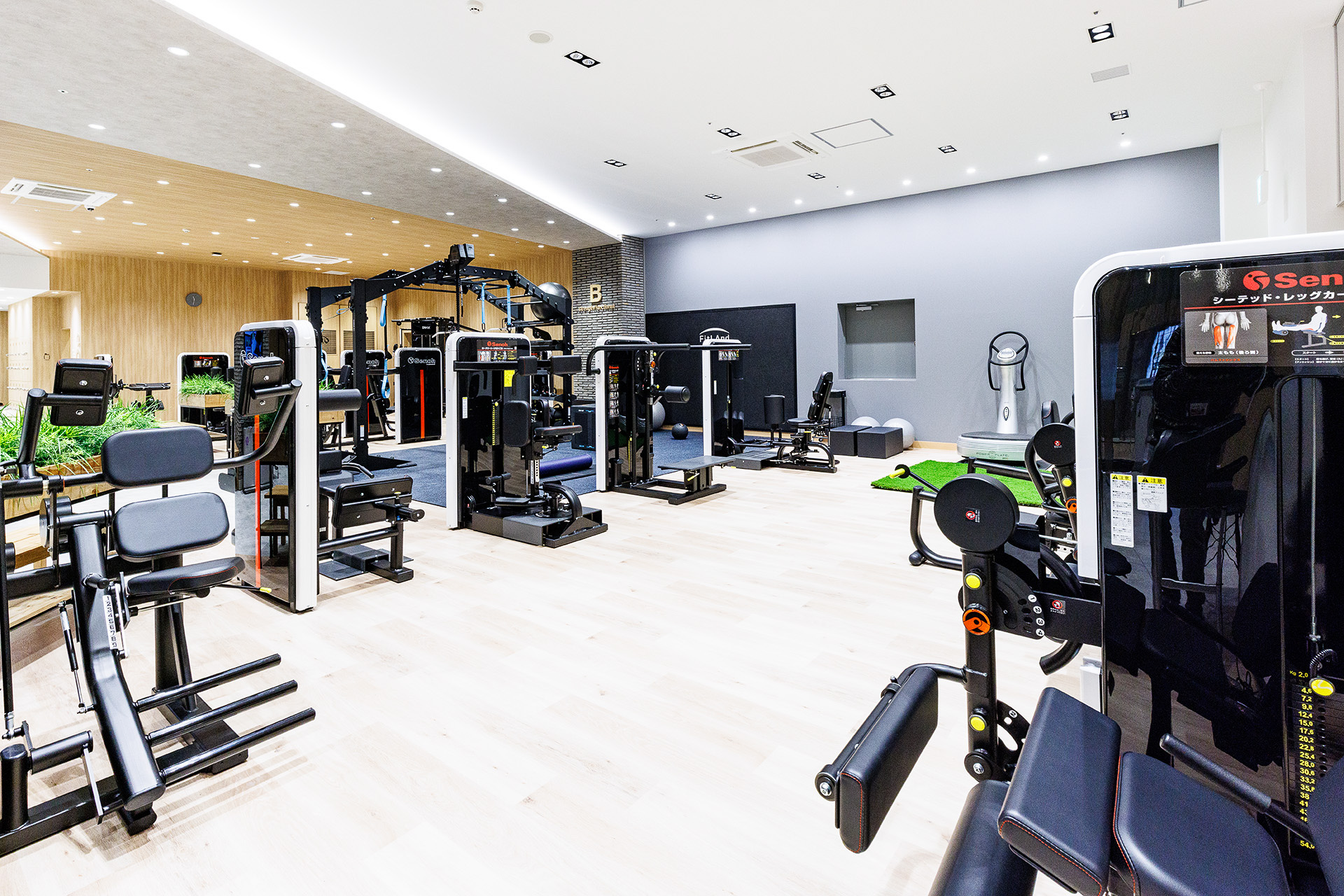 FitLAnd TOKYO DOMEのジムには目的別に4つのエリアを用意する。ここはファンクショナルエリア