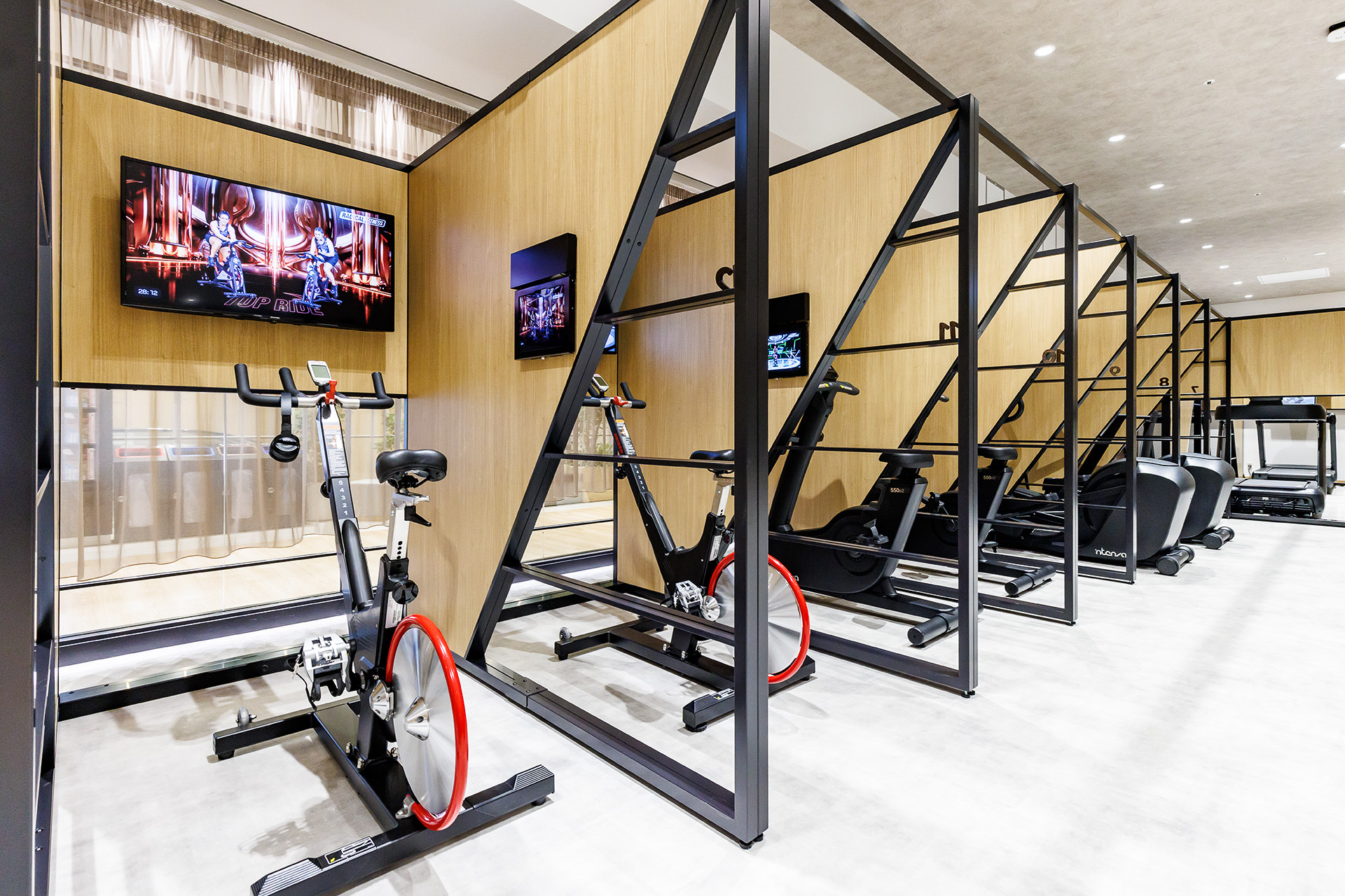 アップライトバイクなどが並ぶカーディオマシンエリア